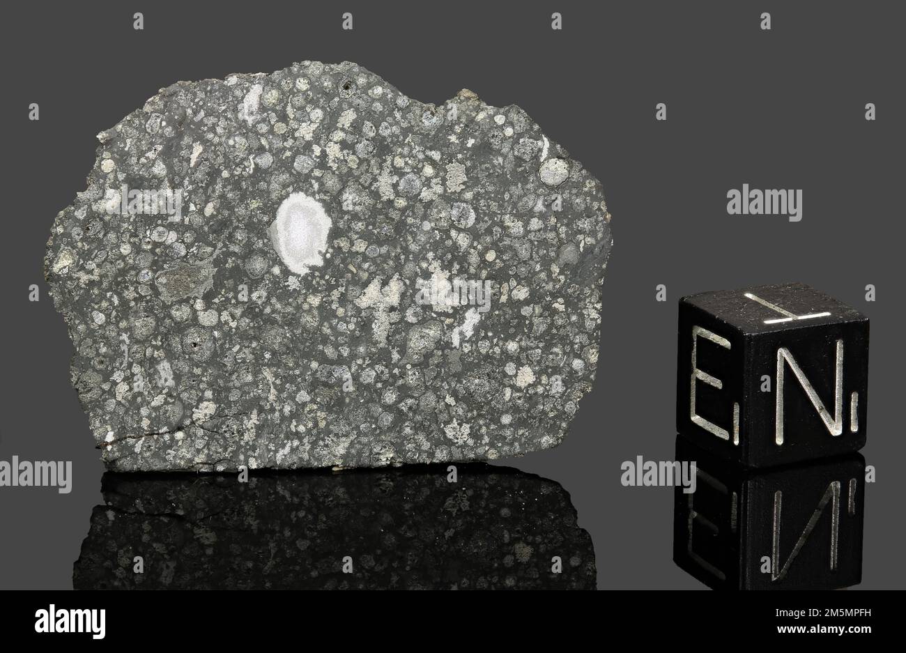 ALLENDE - Automne 8 février 1969, Chihuahua, Mexique. Chondrite carbonée CV3. Masse totale de 2 tonnes. Banque D'Images ALLENDE - Automne 8 février 1969, Chihuahua, Mexique. Chondrite carbonée CV3. Masse totale de 2 tonnes. Banque D'Images