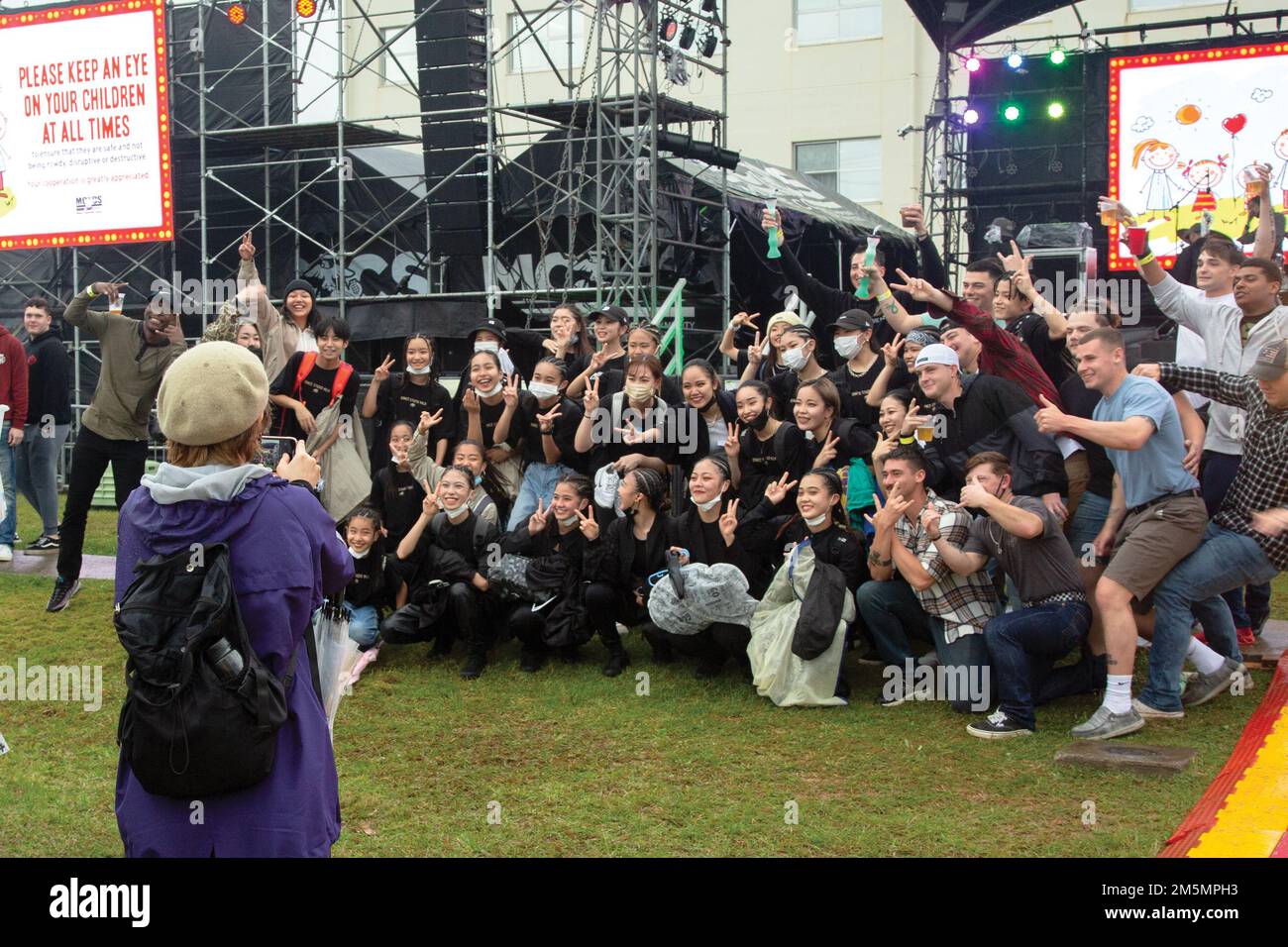 Les membres de Dance Studio MILK et les membres du service sautent pour une photo prise après la représentation. Banque D'Images