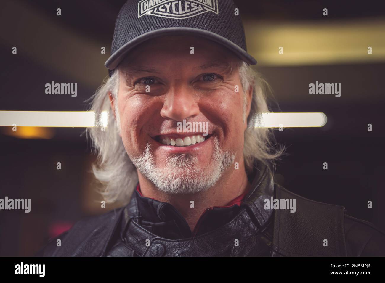 Le vétéran Todd Swickle pose pour une photographie à l'American Lion Post 28 à Green River, Wyo., 26 mars 2022, lors de la « Journée de bienvenue des anciens combattants du Wyoming » annuelle. Banque D'Images Le vétéran Todd Swickle pose pour une photographie à l'American Lion Post 28 à Green River, Wyo., 26 mars 2022, lors de la « Journée de bienvenue des anciens combattants du Wyoming » annuelle. Banque D'Images