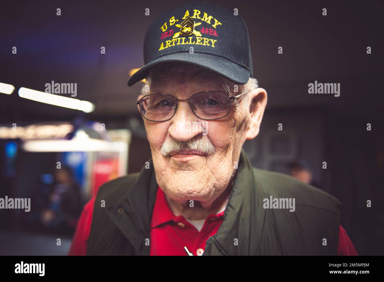Robert Perry pose pour une photographie à l'American Lion Post 28 à Green River, Wyo., 26 mars 2022, lors de la « Journée de bienvenue des anciens combattants du Wyoming » annuelle. Banque D'Images Robert Perry pose pour une photographie à l'American Lion Post 28 à Green River, Wyo., 26 mars 2022, lors de la « Journée de bienvenue des anciens combattants du Wyoming » annuelle. Banque D'Images