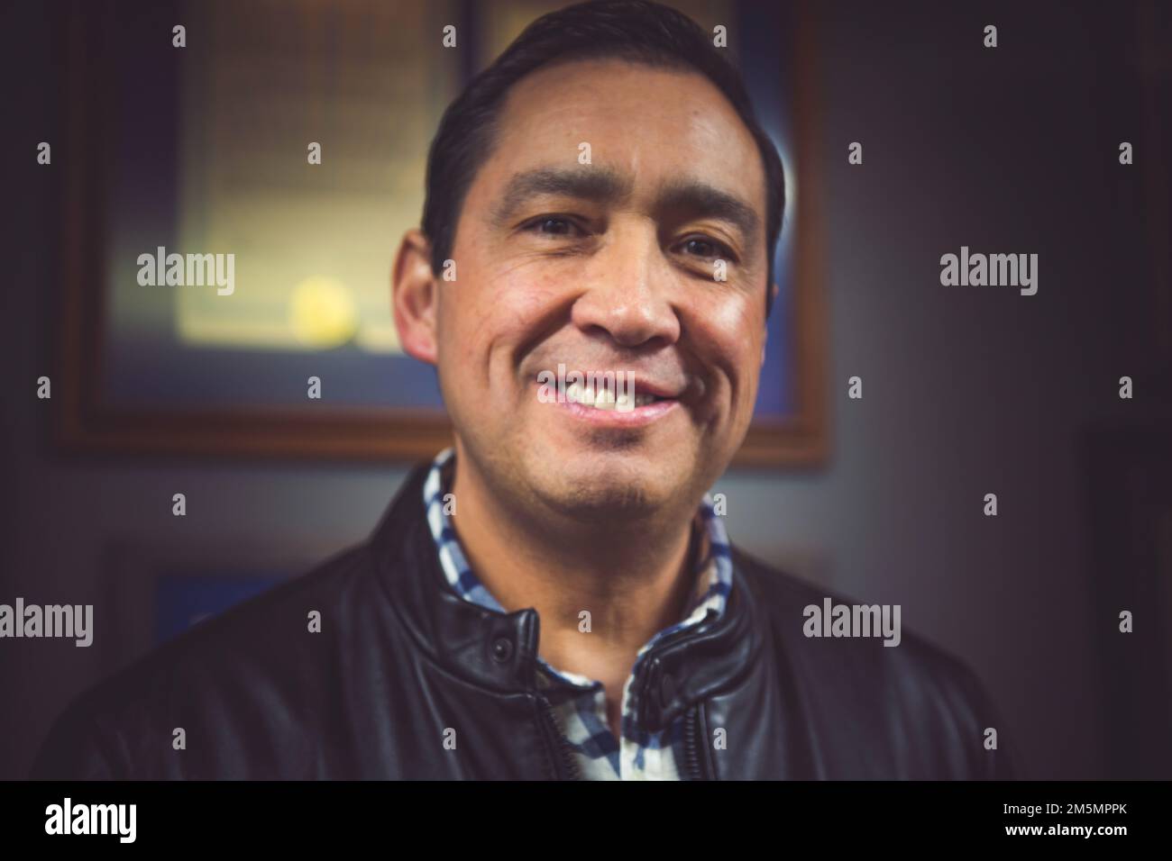 Le vétéran Dwane Pacheco pose pour une photographie à l'American Lion Post 28 à Green River, WyO., 26 mars 2022, lors de la « Journée de bienvenue des anciens combattants du Wyoming » annuelle. Banque D'Images Le vétéran Dwane Pacheco pose pour une photographie à l'American Lion Post 28 à Green River, WyO., 26 mars 2022, lors de la « Journée de bienvenue des anciens combattants du Wyoming » annuelle. Banque D'Images