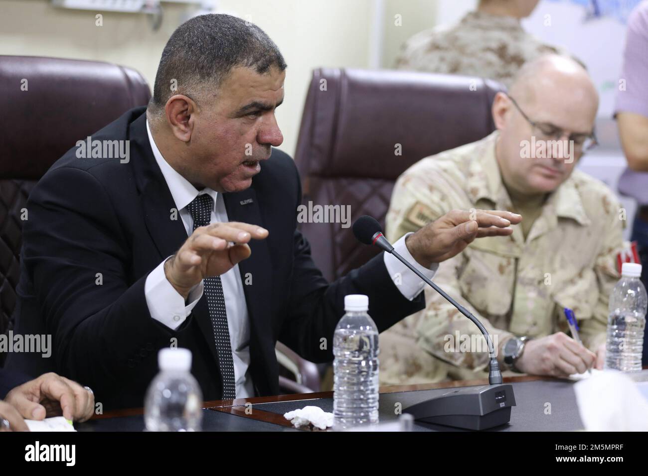 Brig. Le général Osman, directeur général de la Direction générale des médias et de la sensibilisation nationale (GDMNA), discute des possibilités de synchronisation des communications lors d'une réunion entre la cellule des médias de sécurité (SMC) et la GDMNA à la base opérationnelle avancée Union III à Bagdad, en Irak, au 27 mars 2022. Seule la deuxième réunion de ce genre, cet événement marque une autre étape cruciale dans l'amélioration de la coopération et de la collaboration entre le SMC, le GDMNA et le CJTF-OIR. Banque D'Images