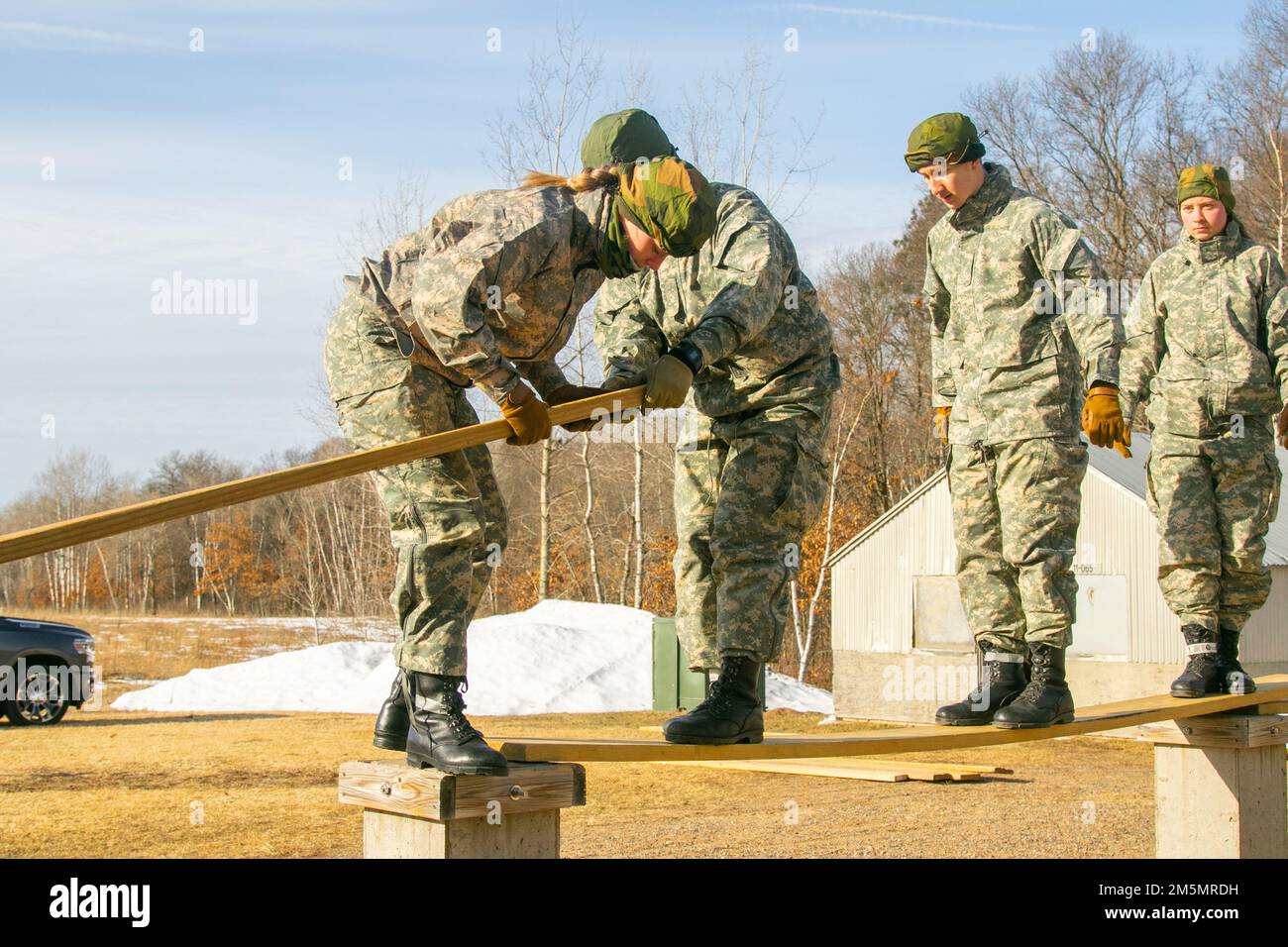 Des jeunes soldats norvégiens du Heimevernet, participant à l'échange norvégien au camp Ripley, ont levé les obstacles au cours de réaction de leadership sur le terrain (FLRC), à 28 mars 2022. Le FLRC est conçu pour forcer les individus à travailler les uns avec les autres afin de mener à bien chaque événement (photo de la Garde nationale du Minnesota par le Sgt. Mahsima Alkamooneh) Banque D'Images