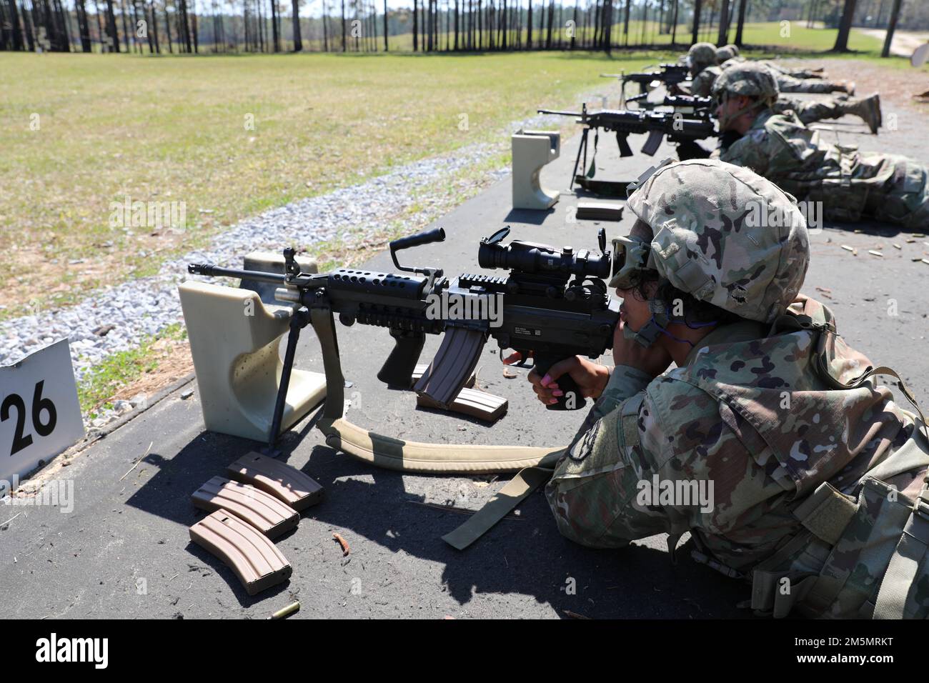 Les membres de la Garde nationale des îles Vierges mènent une stratégie annuelle de formation intégrée aux armes au camp Shelby, Mississippi, 27-28 mars 2022. Unités VING, quartier général de la Force interarmées, 104th commandement de la troupe, 51st Détachement des affaires publiques, 610th Water support Company, 631st Engineers Company et 640th Quarter Master Detachment, entraînement sur le nouveau système d'armes attribué, le fusil M4A1 et le pistolet M17. Banque D'Images