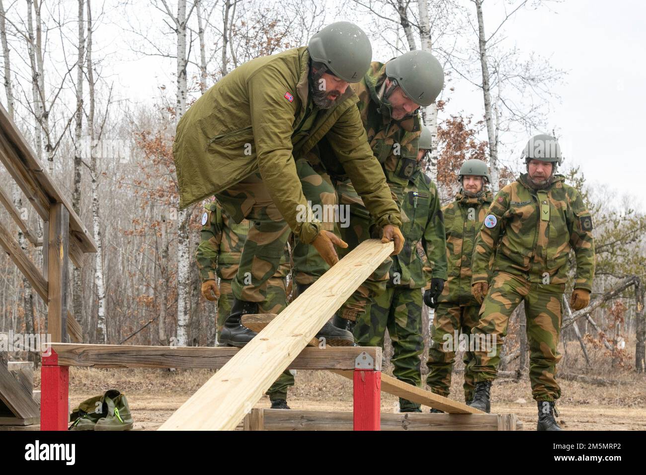 Des soldats norvégiens du Heimevernet, participant à l'échange norvégien au camp Ripley, ont levé les obstacles au cours de réaction de leadership sur le terrain (FLRC), à 29 mars 2022. Le FLRC est conçu pour forcer les individus à travailler les uns avec les autres afin de mener à bien chaque événement (photo de la Garde nationale du Minnesota par le Sgt. Mahsima Alkamooneh) Banque D'Images