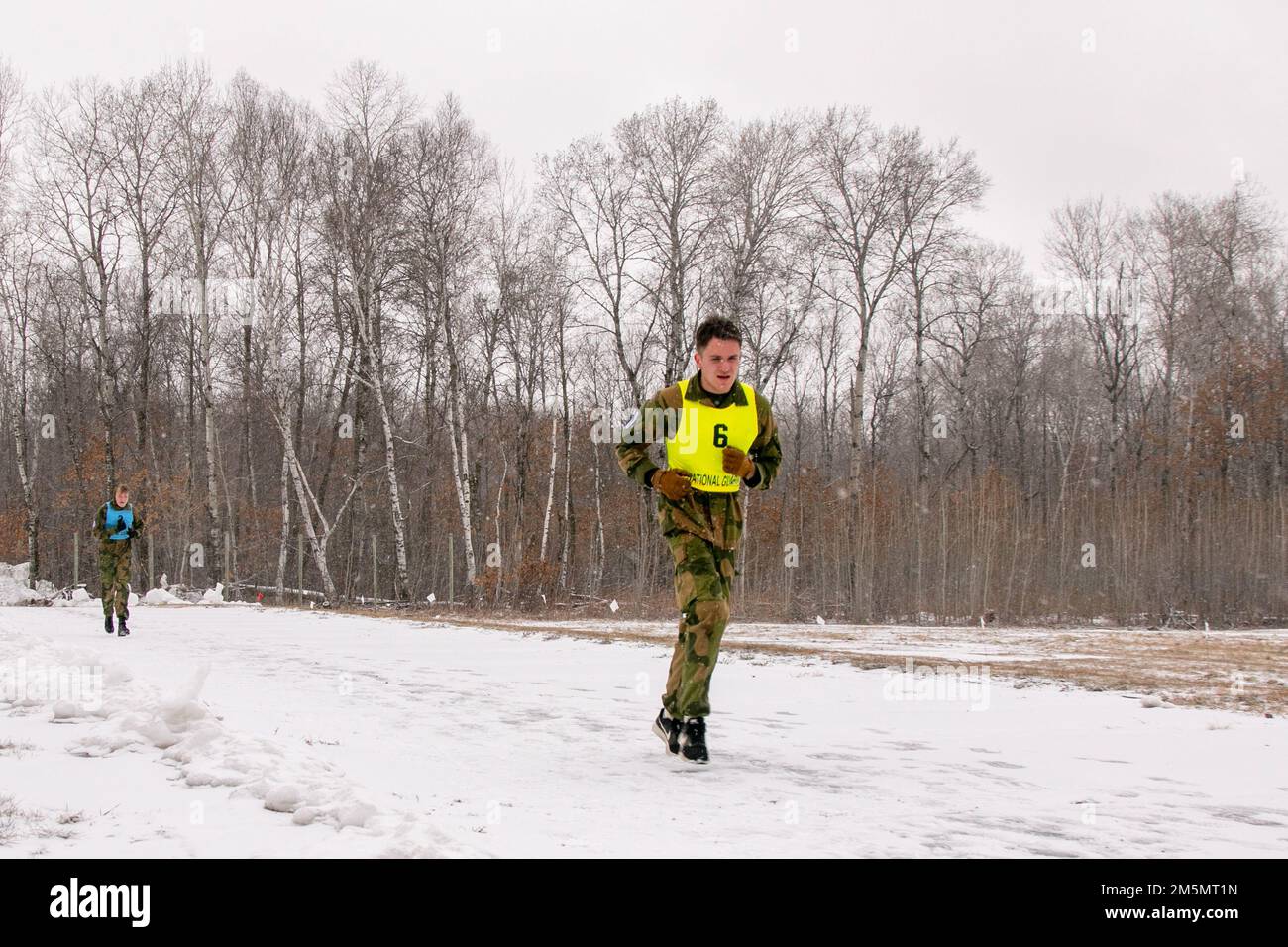 Des jeunes soldats norvégiens, participant à l'échange norvégien au Camp Ripley, ont terminé un 30 mars 2022 de biathlon en 5K. La course fait partie d'une compétition plus vaste connue sous le nom de programme de North Star Stakes et comprend d'autres compétitions telles que BEST Bay, terrain de leadership réaction course, qualification de pistolet M17, qualification de fusil de carabine M4, Et la navigation terrestre, où les trois équipes gagnent des points pour gagner la meilleure équipe de jeunes lors de l'échange norvégien annuel 49th. (Photo de la Garde nationale du Minnesota par le Sgt Mahsima Alkamooneh) Banque D'Images