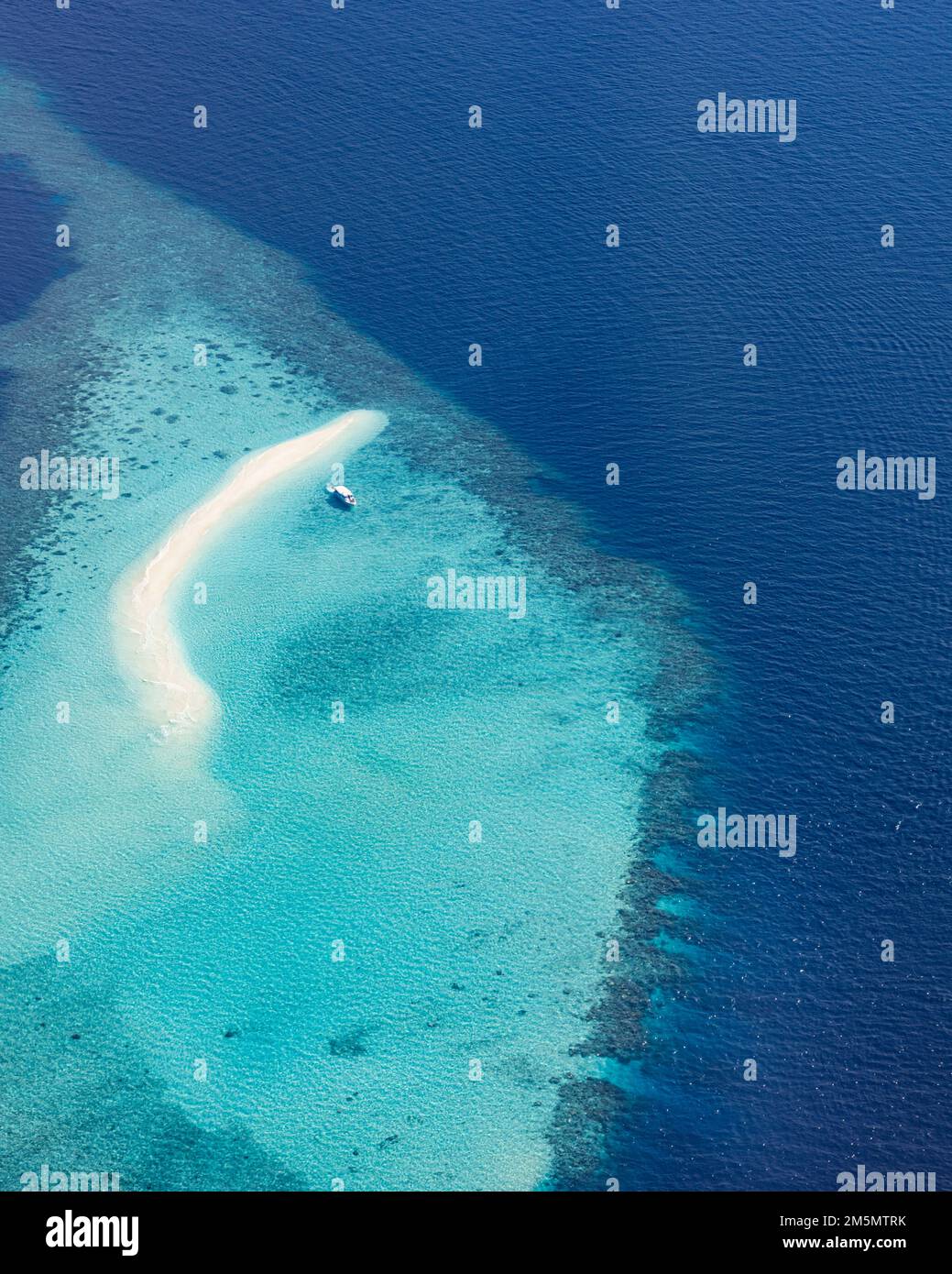 Image aérienne de lagon bleu turquoise tropical océan, plage de sable blanc, récif de sable corail eau peu profonde avec bateau. La perfection de la nature aux Maldives Banque D'Images