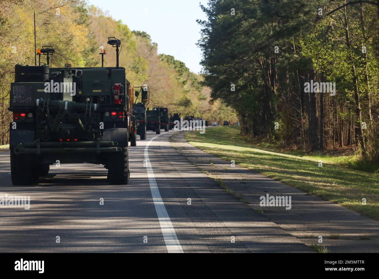Les Marines des États-Unis, avec 3rd Landing support Battalion, combat Logistics Regiment 3, 3rd Marine Logistics Group, conduisent un convoi long-courrier pendant l'exercice Atlantic Dragon, Caroline du Nord, 27 mars 2022. 3rd LSB dirige Atlantic Dragon 22 en collaboration avec CLR-37, 3rd MLG et combat Logistics Battalion 451, CLR-45, 4th MLG, pour décharger, inspecter, Et préparez l'équipement pour une variété de buts à travers le corps des Marines. Au cours de l'exercice, 3rd LSB teste les capacités de conduite d'un convoi long-courrier afin de préparer les forces pour les opérations futures et de favoriser l'état de préparation de la force Banque D'Images