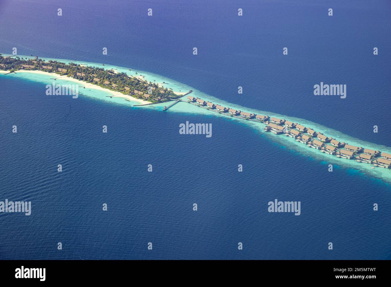 Paysage aérien fantastique, complexe tropical de luxe ou hôtel avec villas aquatiques et belle plage pittoresque. Vue imprenable sur les oiseaux dans le paysage des Maldives Banque D'Images