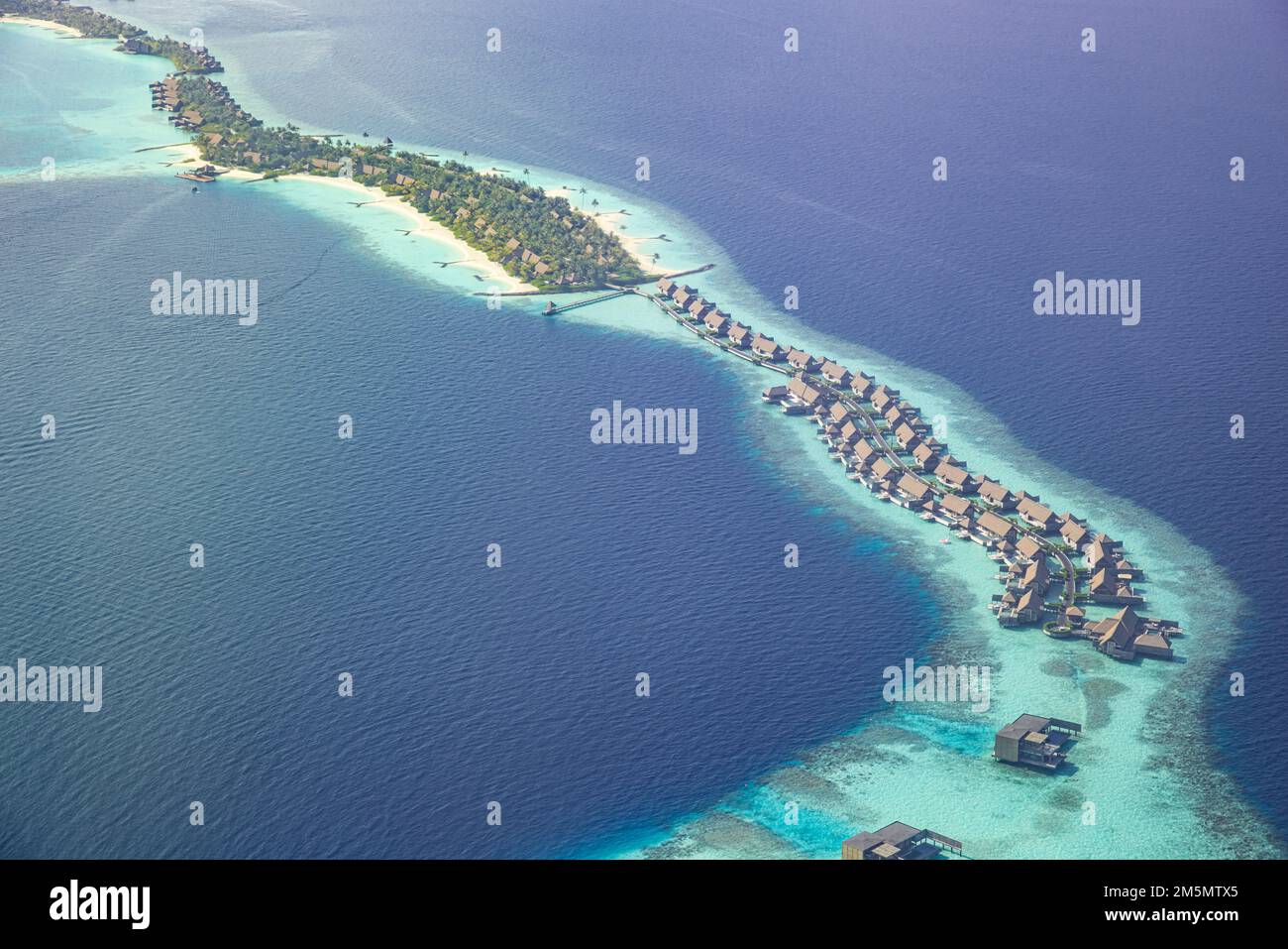 Paysage aérien fantastique, complexe tropical de luxe ou hôtel avec villas aquatiques et belle plage pittoresque. Vue imprenable sur les oiseaux dans le paysage des Maldives Banque D'Images
