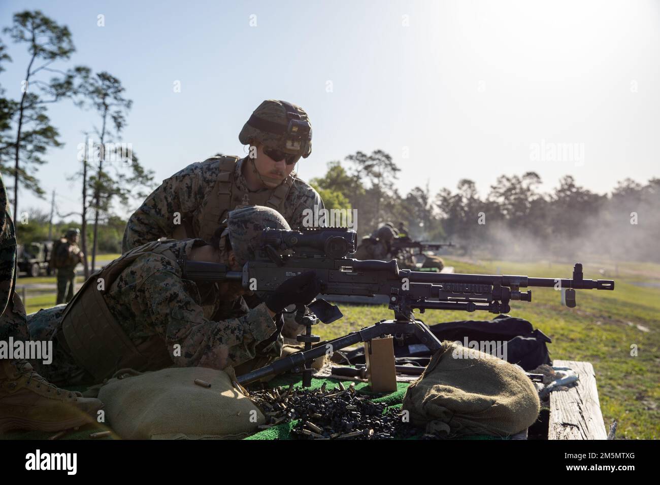 ÉTATS-UNIS Le Cpl Elijah R. Moralesstanton du corps maritime, à gauche, technicien d'entretien automobile, et le Cpl Rosa BravoBravo, spécialiste des services alimentaires, tous deux du Groupe de logistique de combat 37, 3rd Groupe de logistique de marine, ont dégagé une mitrailleuse moyenne M240B pendant l'exercice Dragon Atlantique sur le camp de débarquement, Floride, États-Unis, 27 mars 2022. Atlantic Dragon est un exercice de génération de force qui pousse le CLR-37 à être un groupe d'opérations d'assemblage d'arrivée pour fournir un soutien logistique tactique à la Force expéditionnaire maritime de l'IMII. L'exercice consiste en une tactique expérimentale de déchargement d'une force maritime prépositionnée Banque D'Images