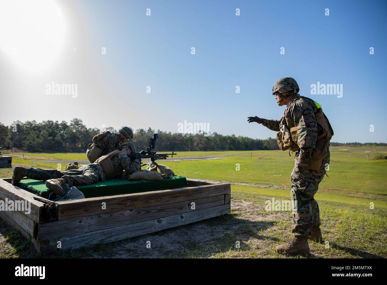 Marines des États-Unis avec combat Logistics Regiment 37, 3rd Marine Logistics Group, nettoyer une mitrailleuse moyenne M240B pendant l'exercice Dragon Atlantique sur le camp de débarquement, Floride, États-Unis, 27 mars 2022. Atlantic Dragon est un exercice de génération de force qui pousse le CLR-37 à être un groupe d'opérations d'assemblage d'arrivée pour fournir un soutien logistique tactique à la Force expéditionnaire maritime de l'IMII. L'exercice consiste en une tactique expérimentale de déchargement de l'équipement militaire par une force maritime prépositionnée qui soutiendra l'entraînement sur le terrain pour accroître la préparation et l'efficacité du combat. 3rd MLG, basé à Oki Banque D'Images