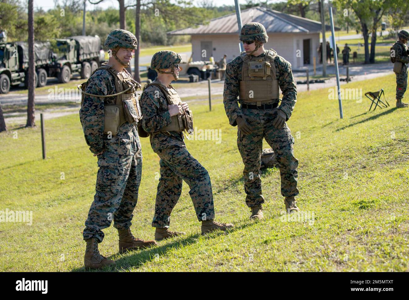 ÉTATS-UNIS Le sergent d'état-major du corps maritime, Anthony K. Havens, à droite, un chef d'unité d'infanterie, parle avec le colonel Douglas R. Burke, commandant du Régiment de logistique de combat 37, 3rd Marine Logistics Group, centre, Et le Sgt. Maj. Jonathan E. Novak, à gauche, sergent major de CLR-37, 3rd MLG, pendant l'exercice Dragon Atlantique sur le camp de débarquement, Floride, États-Unis, 27 mars 2022. Atlantic Dragon est un exercice de génération de force qui pousse le CLR-37 à être un groupe d'opérations d'assemblage d'arrivée pour fournir un soutien logistique tactique à la Force expéditionnaire maritime de l'IMII. L'exercice consiste en un préposition maritime expérimental Banque D'Images