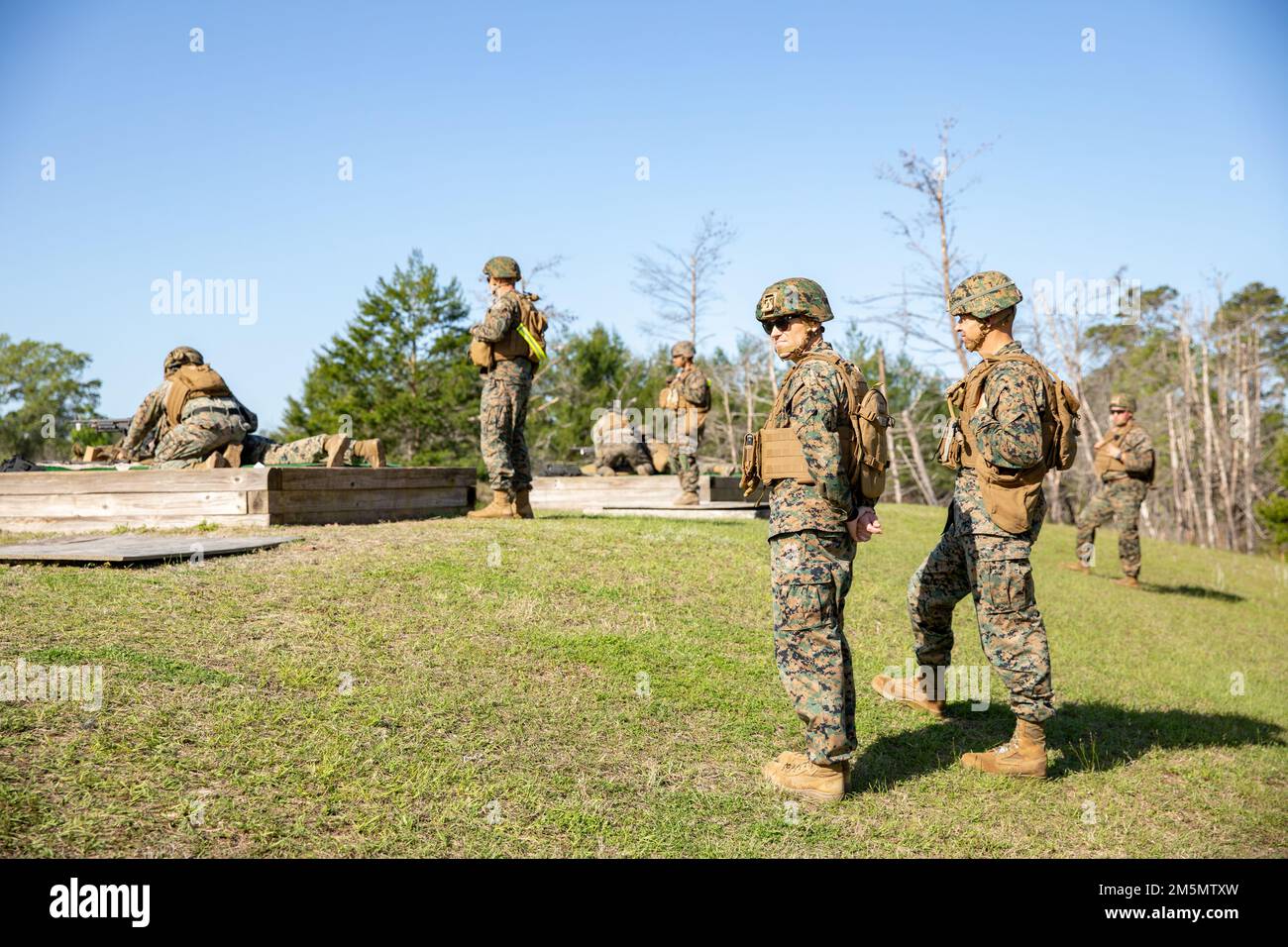ÉTATS-UNIS Corps maritime Col. Douglas R. Burke, centre, commandant du Régiment de logistique de combat 37, 3rd Marine Logistics Group, Et le Sgt. Maj. Jonathan E. Novak, à droite, sergent major de CLR-37, 3rd MLG, observe une portée moyenne de mitrailleuses M240B pendant l'exercice Dragon Atlantique sur le camp de débarquement, Floride, États-Unis, 27 mars 2022. Atlantic Dragon est un exercice de génération de force qui pousse le CLR-37 à être un groupe d'opérations d'assemblage d'arrivée pour fournir un soutien logistique tactique à la Force expéditionnaire maritime de l'IMII. L'exercice consiste en une tactique expérimentale de déchargement d'une force maritime prépositionnée o Banque D'Images