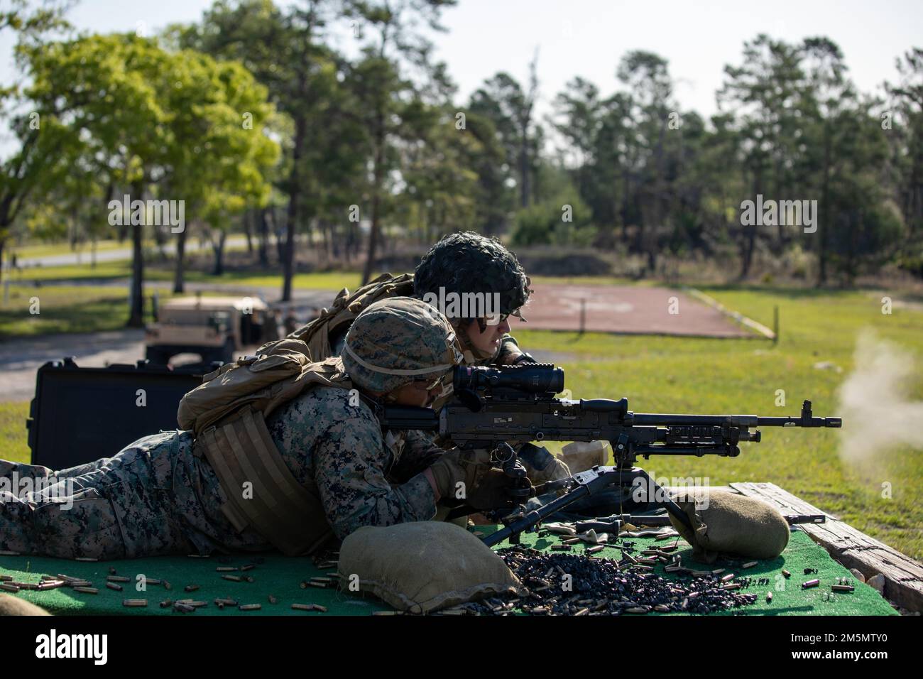 ÉTATS-UNIS Les Marines avec combat Logistics Regiment 37, 3rd Marine Logistics Group, participent à une gamme moyenne de mitrailleuses M240B pendant l'exercice Atlantic Dragon on Camp Blanding, Floride, États-Unis, 27 mars 2022. Atlantic Dragon est un exercice de génération de force qui pousse le CLR-37 à être un groupe d'opérations d'assemblage d'arrivée pour fournir un soutien logistique tactique à la Force expéditionnaire maritime de l'IMII. L'exercice consiste en une tactique expérimentale de déchargement de l'équipement militaire par une force maritime prépositionnée qui soutiendra l'entraînement sur le terrain pour accroître la préparation et l'efficacité du combat. 3rd MLG, Banque D'Images