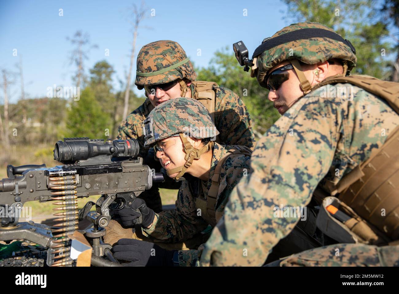 ÉTATS-UNIS Les Marines avec combat Logistics Regiment 37, 3rd Marine Logistics Group, viser en bas de gamme pendant l'exercice Dragon Atlantique sur le camp de débarquement, Floride, États-Unis, 27 mars 2022. Atlantic Dragon est un exercice de génération de force qui pousse le CLR-37 à être un groupe d'opérations d'assemblage d'arrivée pour fournir un soutien logistique tactique à la Force expéditionnaire maritime de l'IMII. L'exercice consiste en une tactique expérimentale de déchargement de l'équipement militaire par une force maritime prépositionnée qui soutiendra l'entraînement sur le terrain pour accroître la préparation et l'efficacité du combat. 3rd MLG, basé à Okinawa, Japon, est un Banque D'Images
