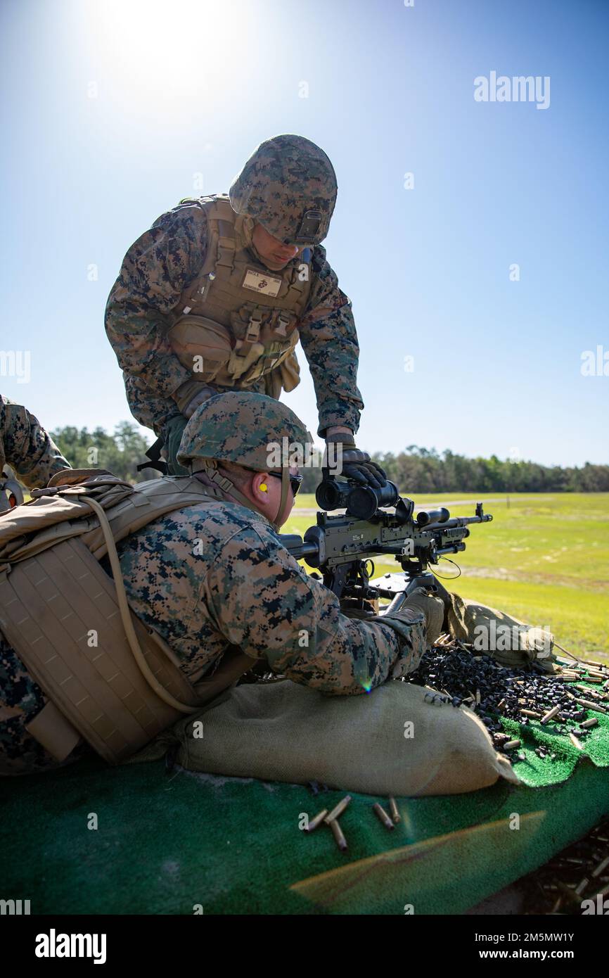 ÉTATS-UNIS Le caporal Bryan Mata, chef du corps maritime, au centre, est un assistant-mitrailleur, aide le sergent Joaquin A. Torresgodinez, un conducteur de véhicule à moteur, tous deux du combat Logistics Regiment 37, 3rd Marine Logistics Group, sur une portée moyenne de mitrailleuses M240B pendant l'exercice Atlantic Dragon on Camp Blanding, Floride, États-Unis, 27 mars 2022. Atlantic Dragon est un exercice de génération de force qui pousse le CLR-37 à être un groupe d'opérations d'assemblage d'arrivée pour fournir un soutien logistique tactique à la Force expéditionnaire maritime de l'IMII. L'exercice consiste en une tactique expérimentale de déchargement d'une force maritime prépositionnée Banque D'Images