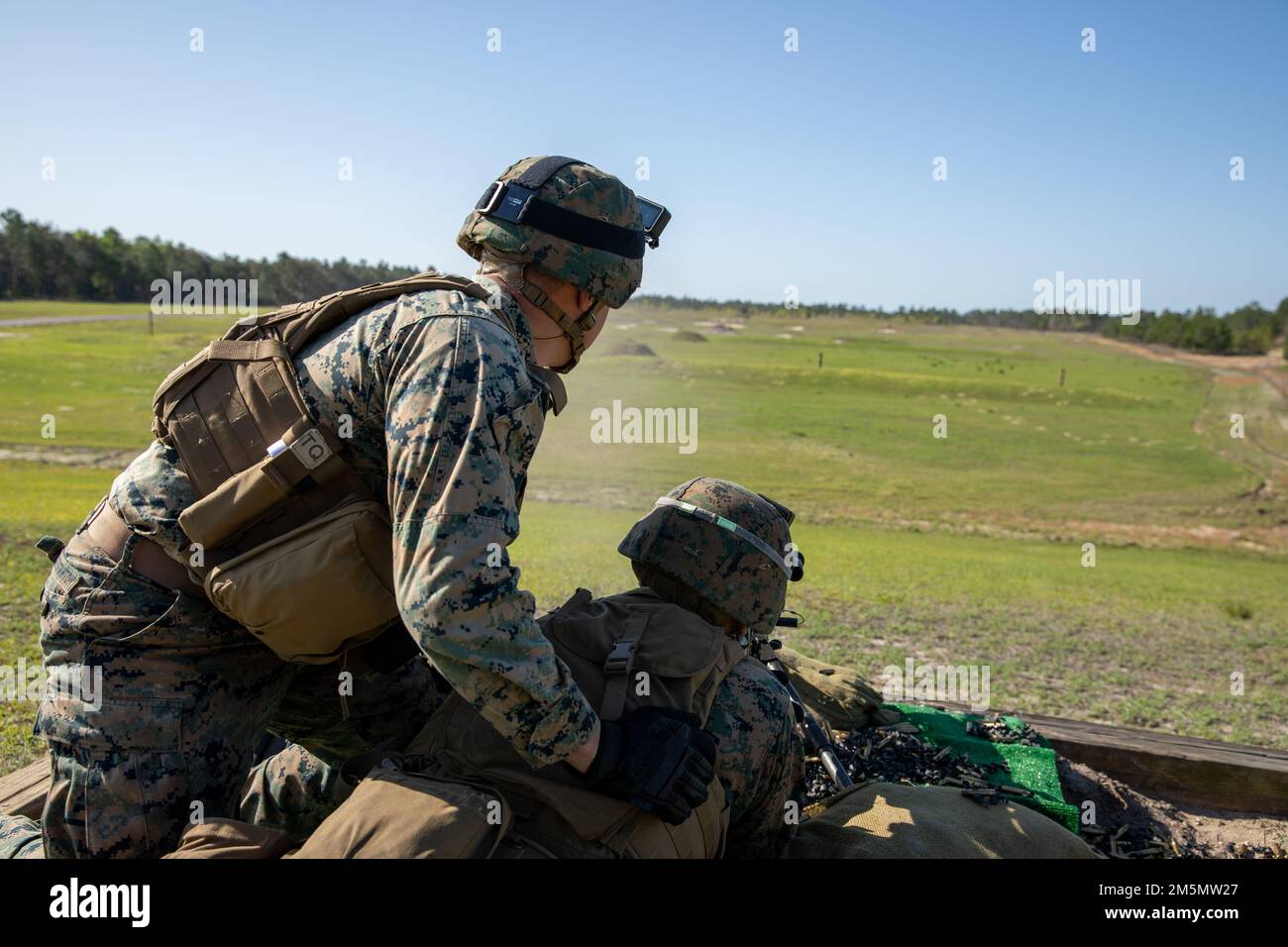 ÉTATS-UNIS Les Marines avec combat Logistics Regiment 37, 3rd Marine Logistics Group, participent à une gamme moyenne de mitrailleuses M240B pendant l'exercice Atlantic Dragon on Camp Blanding, Floride, États-Unis, 27 mars 2022. Atlantic Dragon est un exercice de génération de force qui pousse le CLR-37 à être un groupe d'opérations d'assemblage d'arrivée pour fournir un soutien logistique tactique à la Force expéditionnaire maritime de l'IMII. L'exercice consiste en une tactique expérimentale de déchargement de l'équipement militaire par une force maritime prépositionnée qui soutiendra l'entraînement sur le terrain pour accroître la préparation et l'efficacité du combat. 3rd MLG, Banque D'Images