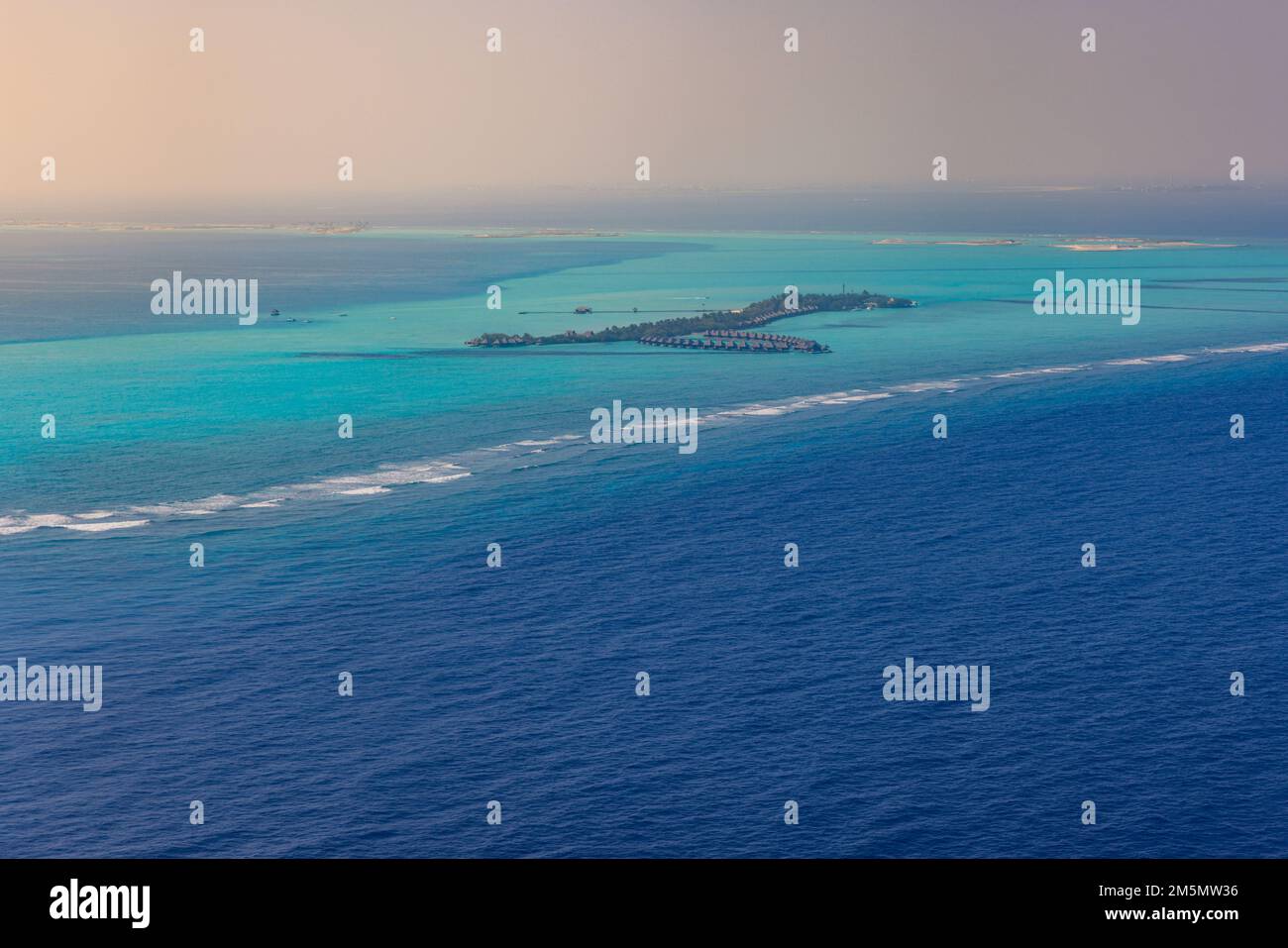 Paysage aérien fantastique, complexe tropical de luxe ou hôtel avec villas aquatiques et belle plage pittoresque. Vue imprenable sur les oiseaux dans le paysage des Maldives Banque D'Images