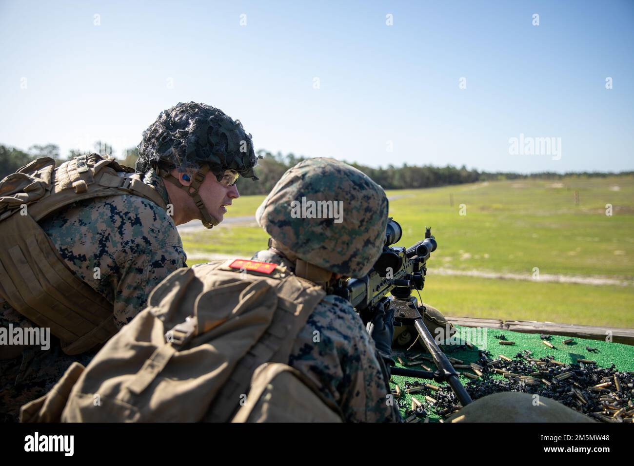 ÉTATS-UNIS Corps maritime Cpl. Angelo W. Visciano, à gauche, administrateur des systèmes de données, Et le Cpl. Geovani S. Osorio, centre, spécialiste en logistique d'embarquement, tous deux du combat Logistics Regiment 37, 3rd Marine Logistics Group, visent à distance avec une mitrailleuse moyenne M240B pendant l'exercice Dragon Atlantique sur le camp de débarquement, Floride, États-Unis, 27 mars 2022. Atlantic Dragon est un exercice de génération de force qui pousse le CLR-37 à être un groupe d'opérations d'assemblage d'arrivée pour fournir un soutien logistique tactique à la Force expéditionnaire maritime de l'IMII. L'exercice consiste en un forc maritime expérimental prépositionné Banque D'Images