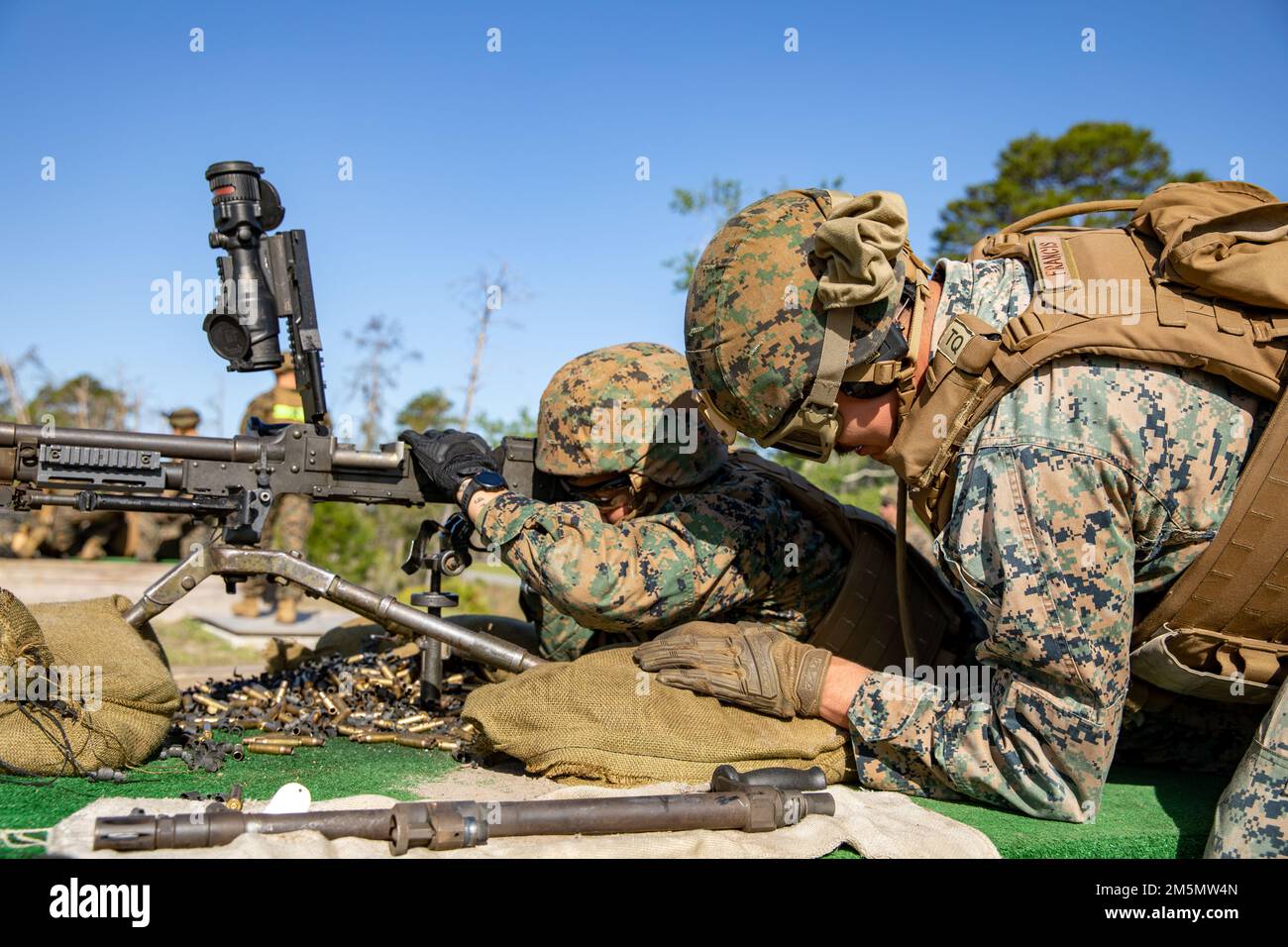 ÉTATS-UNIS Le Sgt Lucas Francis, à droite, un technicien d'entretien automobile, et l'officier de Petty 3rd classe Tina Nieves, au centre, un préposé à l'hôpital, tous deux avec 3rd Marine Logistics Group, débarquer une mitreuse moyenne M240B pendant l'exercice Atlantic Dragon sur le camp de Blanding, Floride, États-Unis, 27 mars 2022. Atlantic Dragon est un exercice de génération de force qui pousse le Régiment de logistique de combat 37 à titre de groupe d'opérations d'assemblage d'arrivée pour fournir un soutien logistique tactique à la Force expéditionnaire maritime de l'IMII. L'exercice consiste en une tactique expérimentale de déchargement d'une force maritime prépositionnée Banque D'Images