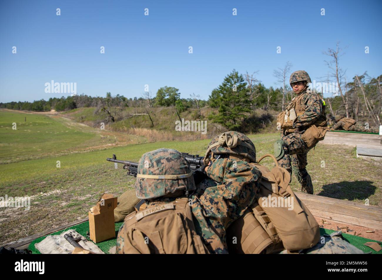 ÉTATS-UNIS Les Marines avec combat Logistics Regiment 37, 3rd Marine Logistics Group, participent à une gamme moyenne de mitrailleuses M240B pendant l'exercice Atlantic Dragon on Camp Blanding, Floride, États-Unis, 27 mars 2022. Atlantic Dragon est un exercice de génération de force qui pousse le CLR-37 à être un groupe d'opérations d'assemblage d'arrivée pour fournir un soutien logistique tactique à la Force expéditionnaire maritime de l'IMII. L'exercice consiste en une tactique expérimentale de déchargement de l'équipement militaire par une force maritime prépositionnée qui soutiendra l'entraînement sur le terrain pour accroître la préparation et l'efficacité du combat. 3rd MLG, Banque D'Images