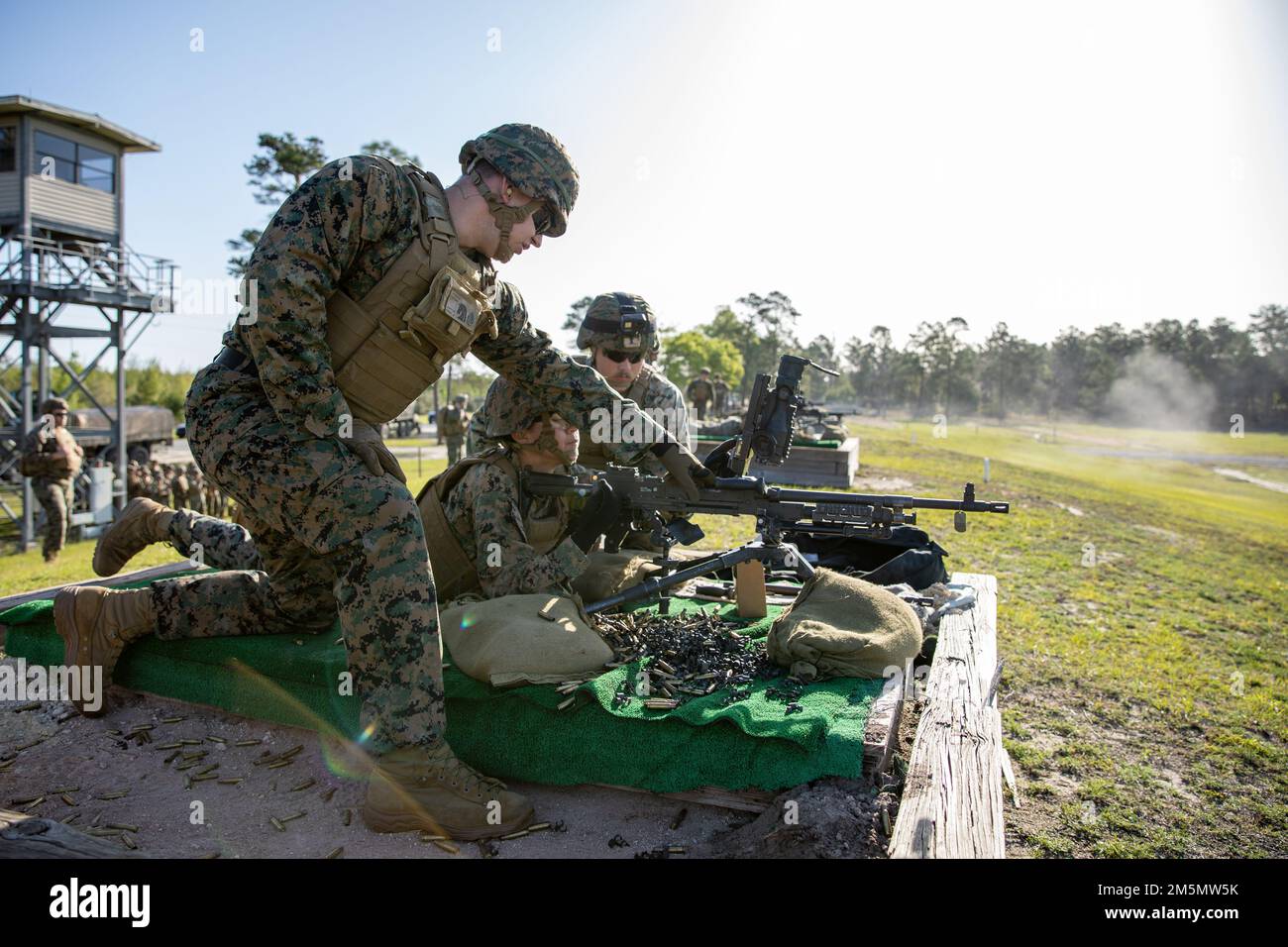ÉTATS-UNIS Les Marines avec combat Logistics Regiment 37, 3rd Marine Logistics Group, participent à une gamme moyenne de mitrailleuses M240B pendant l'exercice Atlantic Dragon on Camp Blanding, Floride, États-Unis, 27 mars 2022. Atlantic Dragon est un exercice de génération de force qui pousse le CLR-37 à être un groupe d'opérations d'assemblage d'arrivée pour fournir un soutien logistique tactique à la Force expéditionnaire maritime de l'IMII. L'exercice consiste en une tactique expérimentale de déchargement de l'équipement militaire par une force maritime prépositionnée qui soutiendra l'entraînement sur le terrain pour accroître la préparation et l'efficacité du combat. 3rd MLG, Banque D'Images
