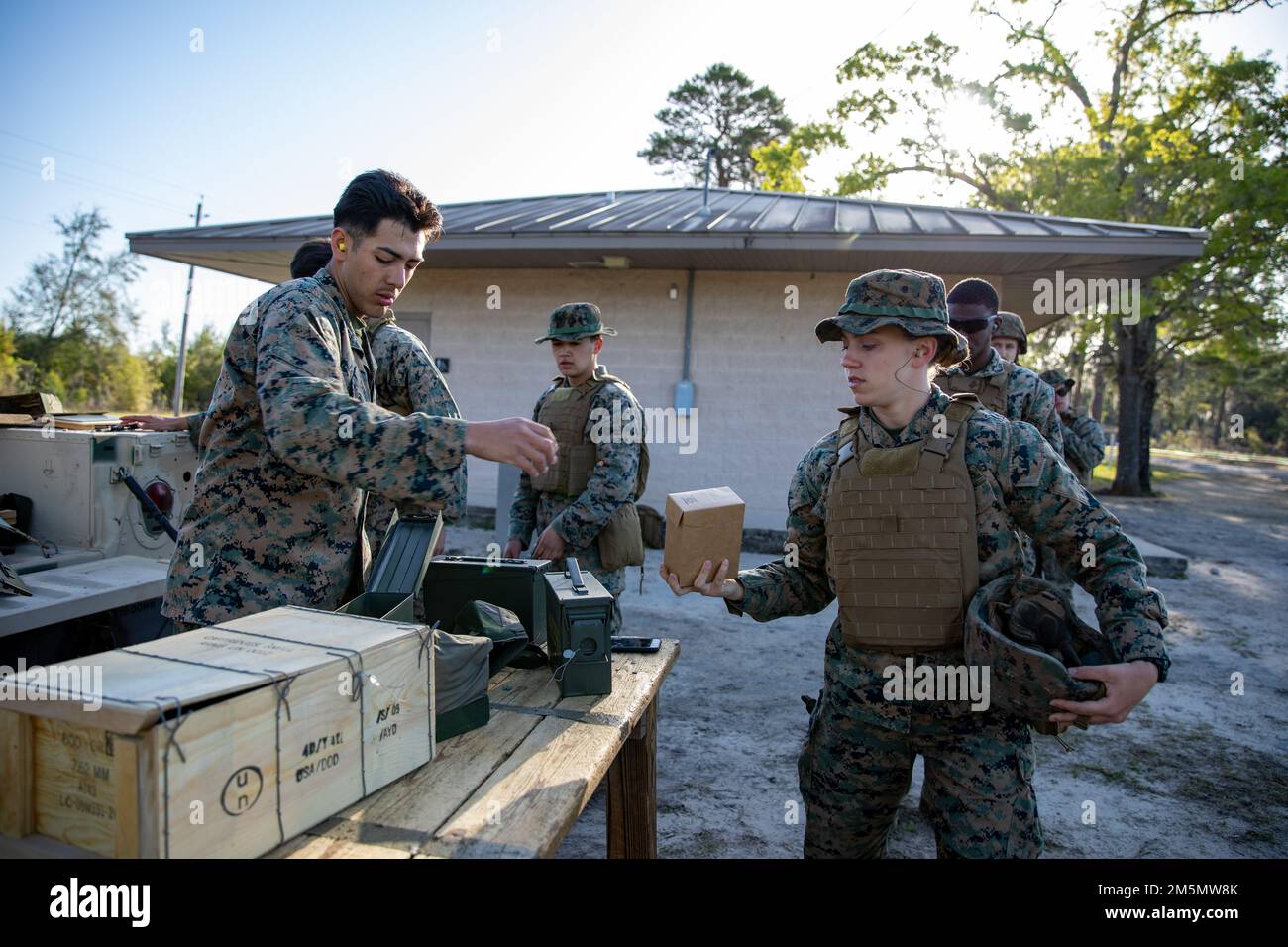 ÉTATS-UNIS Le Cpl. Aaron A. Chavez du corps maritime, à gauche, un technicien en munitions, remet des munitions au Cpl. Kady E. Carlson, un mécanicien d'équipement, tous deux avec 3rd Marine Logistics Group, pour une portée moyenne de mitrailleuses M240B pendant l'exercice Atlantic Dragon sur le camp de débarquement, Floride, États-Unis, 27 mars 2022. Atlantic Dragon est un exercice de génération de force qui pousse le CLR-37 à être un groupe d'opérations d'assemblage d'arrivée pour fournir un soutien logistique tactique à la Force expéditionnaire maritime de l'IMII. L'exercice consiste en une tactique expérimentale de déchargement d'équipement militaire par une force maritime prépositionnée Banque D'Images