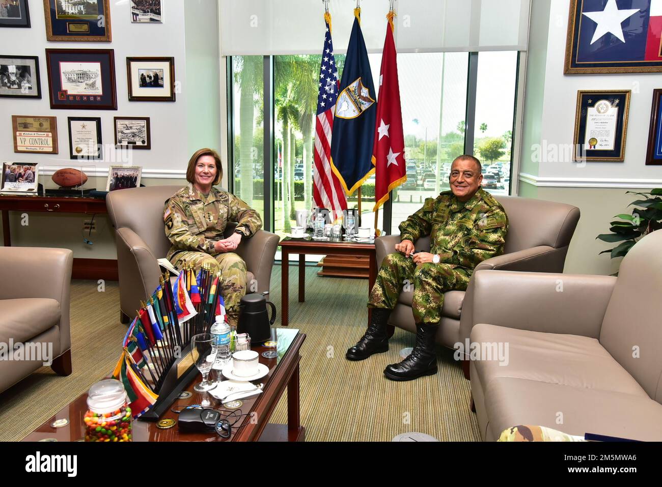 MIAMI (28 mars 2022) – le commandant des États-Unis Southern Command, États-Unis Le général d'armée Laura Richardson et le général colombien Luis Navarro, commandant général des Forces militaires colombiennes, se rencontrent lors d'une visite au quartier général de la SOUTHCOM. Navarro s'est rendu à la SOUTHCOM pour rencontrer des hauts dirigeants afin de discuter du partenariat de défense entre les États-Unis et la Colombie. (Photo de Juan Chiari, États-Unis Garnison militaire-Miami) Banque D'Images