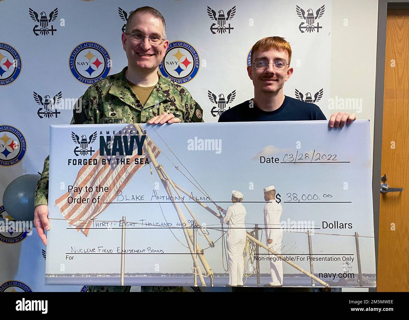 220328-N-RB168-0009 PITTSBURGH (28 septembre 2021) Cmdr. Christopher McCurry, commandant du Groupe d'acquisition de talents de la Marine (NTAG) de Pittsburgh, présente à Blake Almo, de Chester, en Virginie, un chèque bonus de trente-huit-mille-dollars pour avoir rejoint la Marine en tant qu'exploitant nucléaire. Almo, diplômé de l'Oak Glen High School, étudie à l'Université de Virginie-Occidentale à titre de majeure en informatique. Le NTAG Pittsburgh, qui fait partie du Commandement du recrutement de la Marine, recrute la prochaine génération de marins de la Marine dans toutes les régions de Pennsylvanie, de New York, de Virginie-Occidentale et du Maryland. Banque D'Images