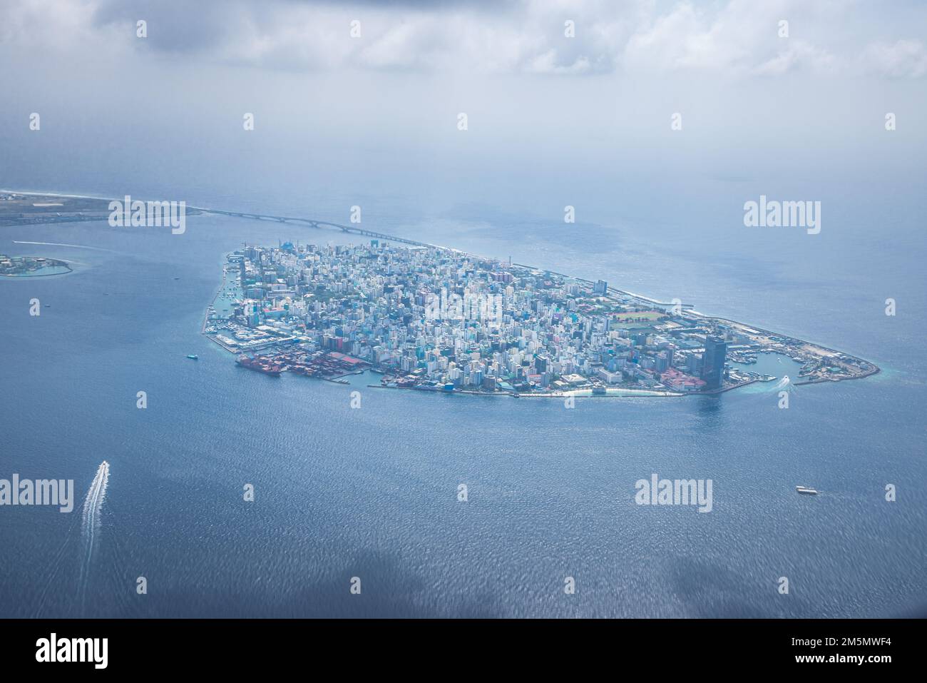 Paysage aérien fantastique, complexe tropical de luxe ou hôtel avec villas aquatiques et belle plage pittoresque. Vue imprenable sur les oiseaux dans le paysage des Maldives Banque D'Images