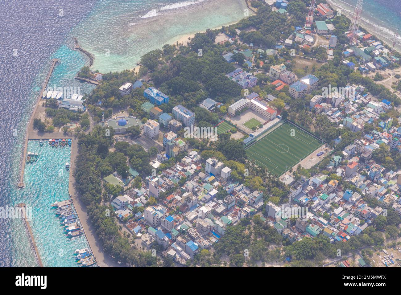 Paysage aérien fantastique, complexe tropical de luxe ou hôtel avec villas aquatiques et belle plage pittoresque. Vue imprenable sur les oiseaux dans le paysage des Maldives Banque D'Images