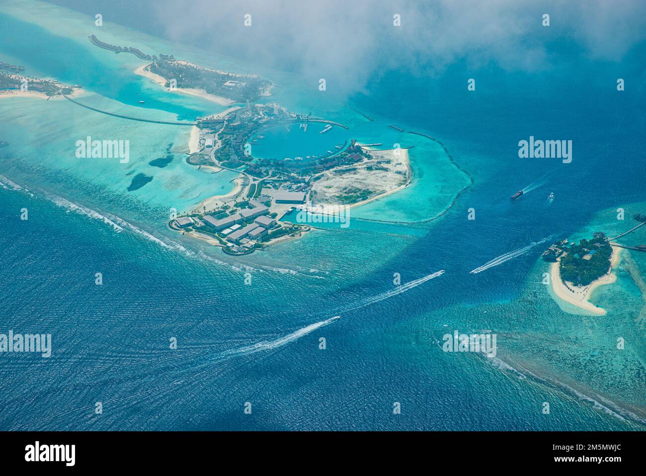 Paysage aérien fantastique, complexe tropical de luxe ou hôtel avec villas aquatiques et belle plage pittoresque. Vue imprenable sur les oiseaux dans le paysage des Maldives Banque D'Images