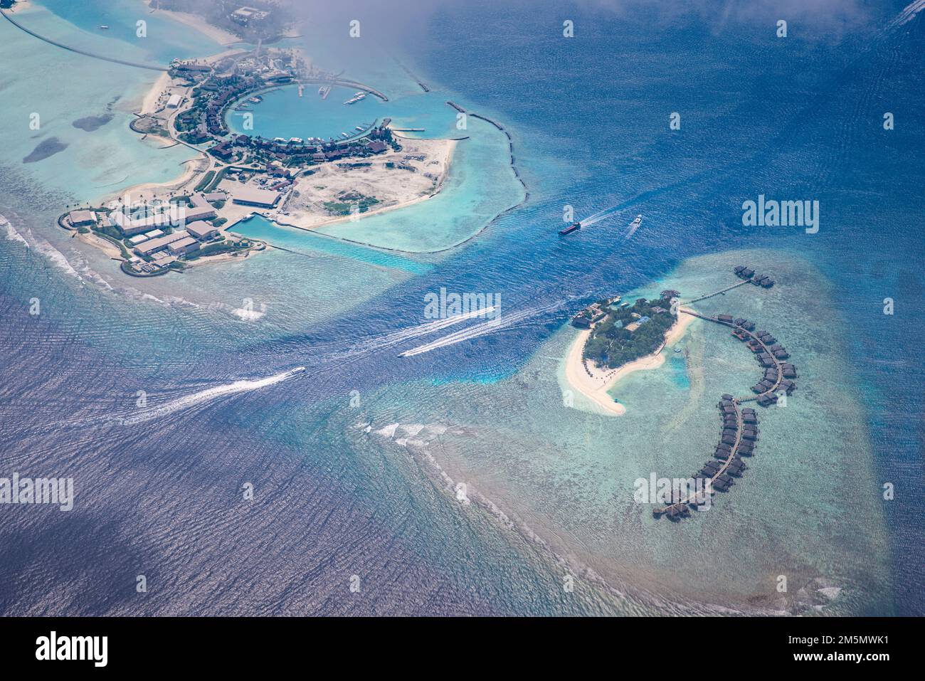 Paysage aérien fantastique, complexe tropical de luxe ou hôtel avec villas aquatiques et belle plage pittoresque. Vue imprenable sur les oiseaux dans le paysage des Maldives Banque D'Images