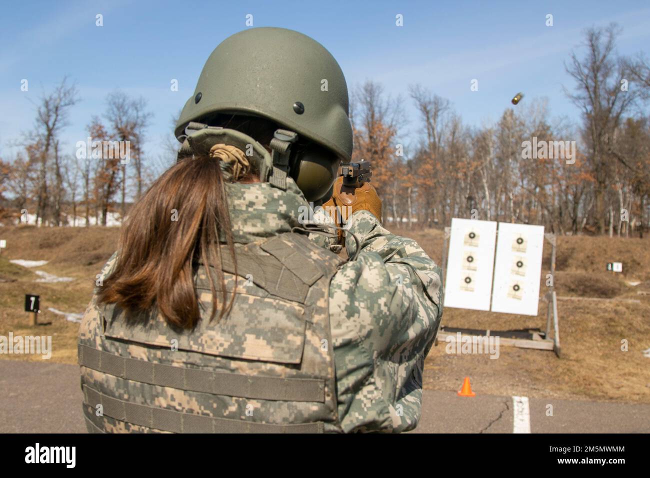 Les soldats norvégiens du Heimevernet, participant à l'échange norvégien au camp Ripley, ont complété la qualification de pistolet de M17, 28 mars 2022. Le partenariat développe des relations professionnelles et interpersonnelles entre alliés internationaux par le biais d'exercices de formation ici et en Norvège. (Photo de la Garde nationale du Minnesota par le Sgt Mahsima Alkamooneh) Banque D'Images