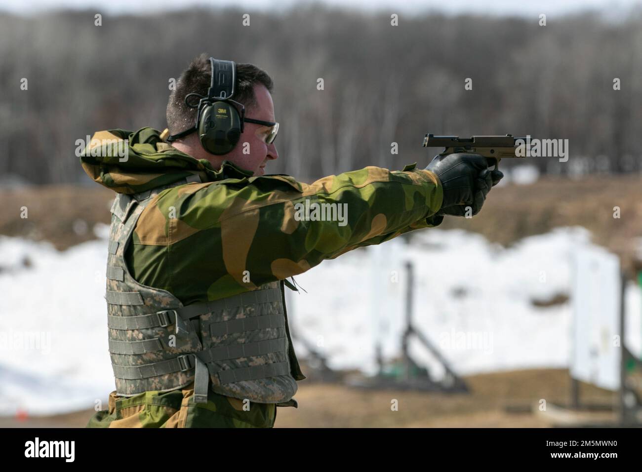 Les soldats norvégiens du Heimevernet, participant à l'échange norvégien au camp Ripley, ont complété la qualification de pistolet de M17, 28 mars 2022. Le partenariat développe des relations professionnelles et interpersonnelles entre alliés internationaux par le biais d'exercices de formation ici et en Norvège. (Photo de la Garde nationale du Minnesota par le Sgt Mahsima Alkamooneh) Banque D'Images