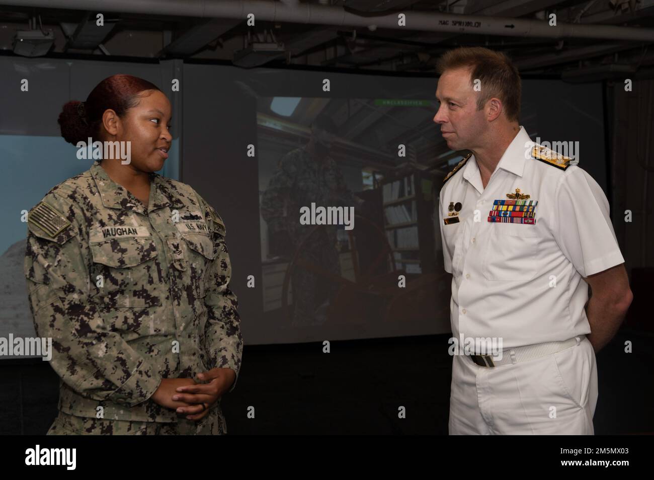 SYDNEY (28 mars 2022) – Kendra Vaughan, compagnon de Gunner’s 2nd classe, affecté à l’agent de service sous-marin de classe terrestre Emory S. USS Frank Cable (AS 40), explique son travail dans le département des armes au Vice-ADM de la Marine royale australienne Michael Noonan, chef de la Marine australienne, lors d’une visite du navire, 28 mars. Frank Cable est actuellement en patrouille pour la maintenance et la logistique des expéditions à l'appui de la sécurité nationale dans la zone d'opérations de la flotte américaine 7th. Banque D'Images