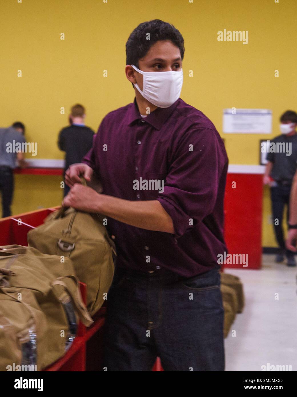 ÉTATS-UNIS La recrue Antonio R. Solis de la Compagnie Lima, 3rd Bataillon d'entraînement des recrue, quitte la salle de contrebande au dépôt de recrutement de la Marine corps San Diego, 28 mars 2022. Les recrues ont été vérifiées pour des articles interdits, ont fait un appel téléphonique, ont reçu des coupes de cheveux et ont reçu des équipements. Solis a été recruté à l'extérieur d'Apple Valley, en Californie, à la sous-station de recrutement Victorville. Banque D'Images