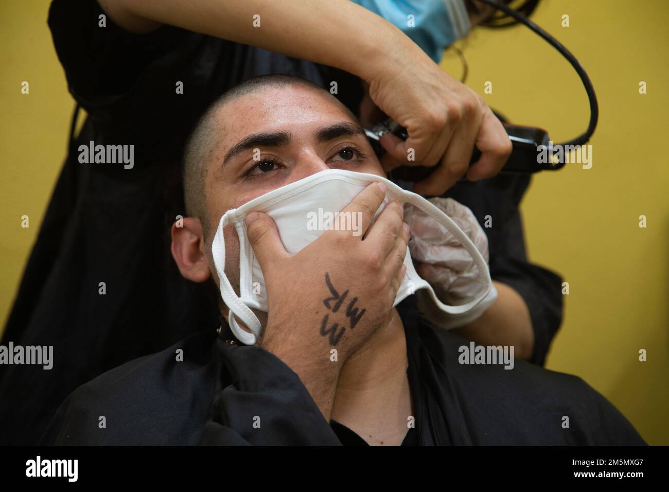 ÉTATS-UNIS Le recrutement du corps maritime Noel Nava avec la Compagnie Lima, 3rd Recruit Training Battalion, obtient une coupe de cheveux lors de la réception au corps maritime recent Depot San Diego, 28 mars 2022. Les recrues ont été vérifiées pour des articles interdits, ont fait un appel téléphonique, ont reçu des coupes de cheveux et ont reçu des équipements. Nava a été recruté à l'extérieur de Los Angeles avec la sous-station de recrutement Burbank. Banque D'Images