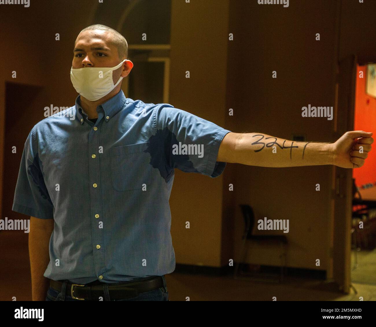 ÉTATS-UNIS La recrue Nathaniel G. Sainz de la Compagnie Lima, 3rd Recruit Training Battalion, présente son numéro de peloton lors de la réception au Marine corps Recruit Depot San Diego, 28 mars 2022. Les recrues ont été vérifiées pour des articles interdits, ont fait un appel téléphonique, ont reçu des coupes de cheveux et ont reçu des équipements. Nava a été recruté à partir de Corona, en Californie, à Recruiting Station San Diego. Banque D'Images