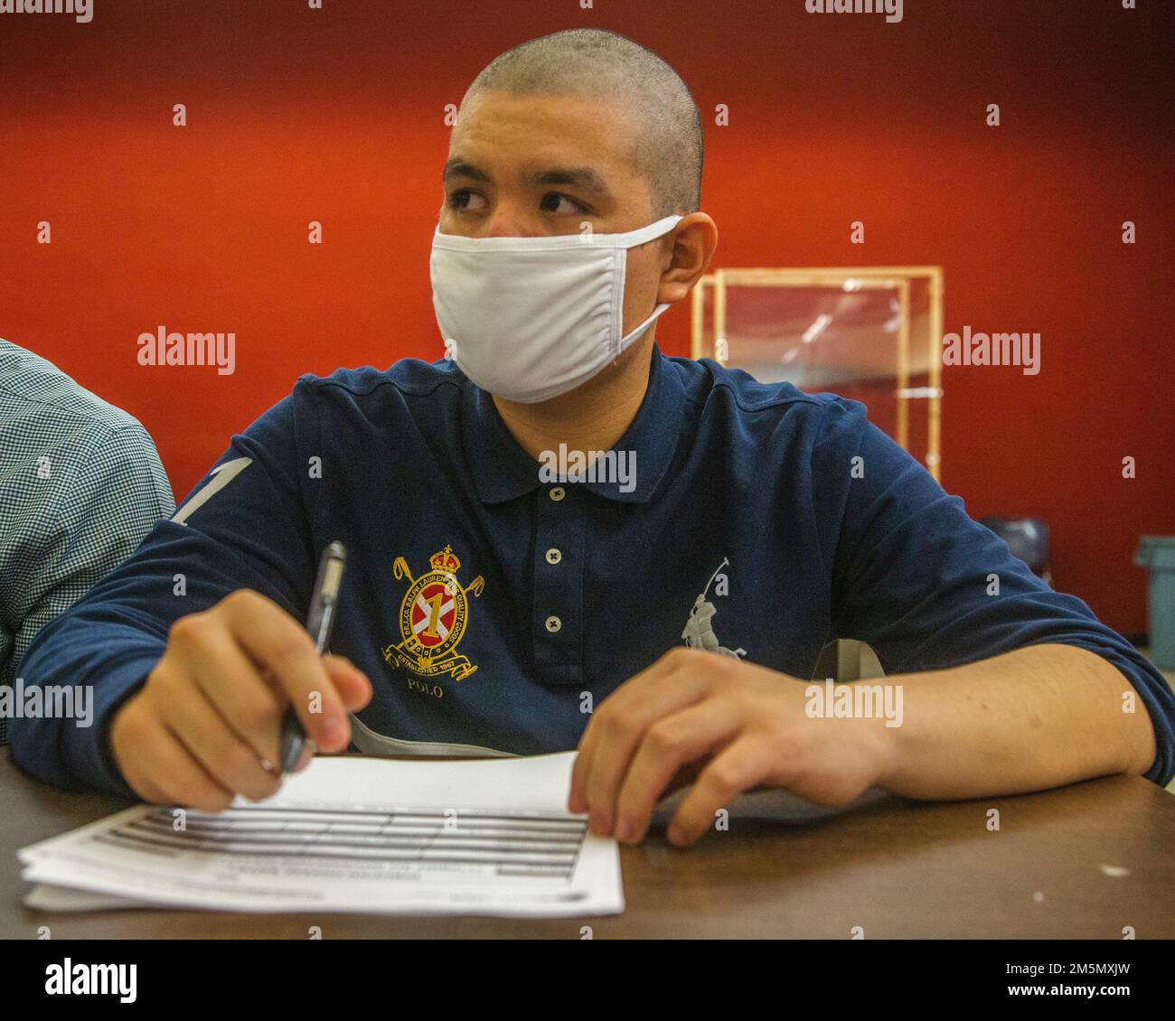 ÉTATS-UNIS Dominique Lopez Rugama, une recrue du corps de la Marine, avec la Compagnie Lima, 3rd Recruit Training Battalion, remplit les formalités administratives lors de la réception au corps de la Marine Recruit Depot San Diego, 28 mars 2022. Les recrues ont été vérifiées pour des articles interdits, ont fait un appel téléphonique, ont reçu des coupes de cheveux et ont reçu des équipements. Lopez Rugama a été recruté à Huntington, en Californie, au poste de recrutement de Los Angeles. Banque D'Images