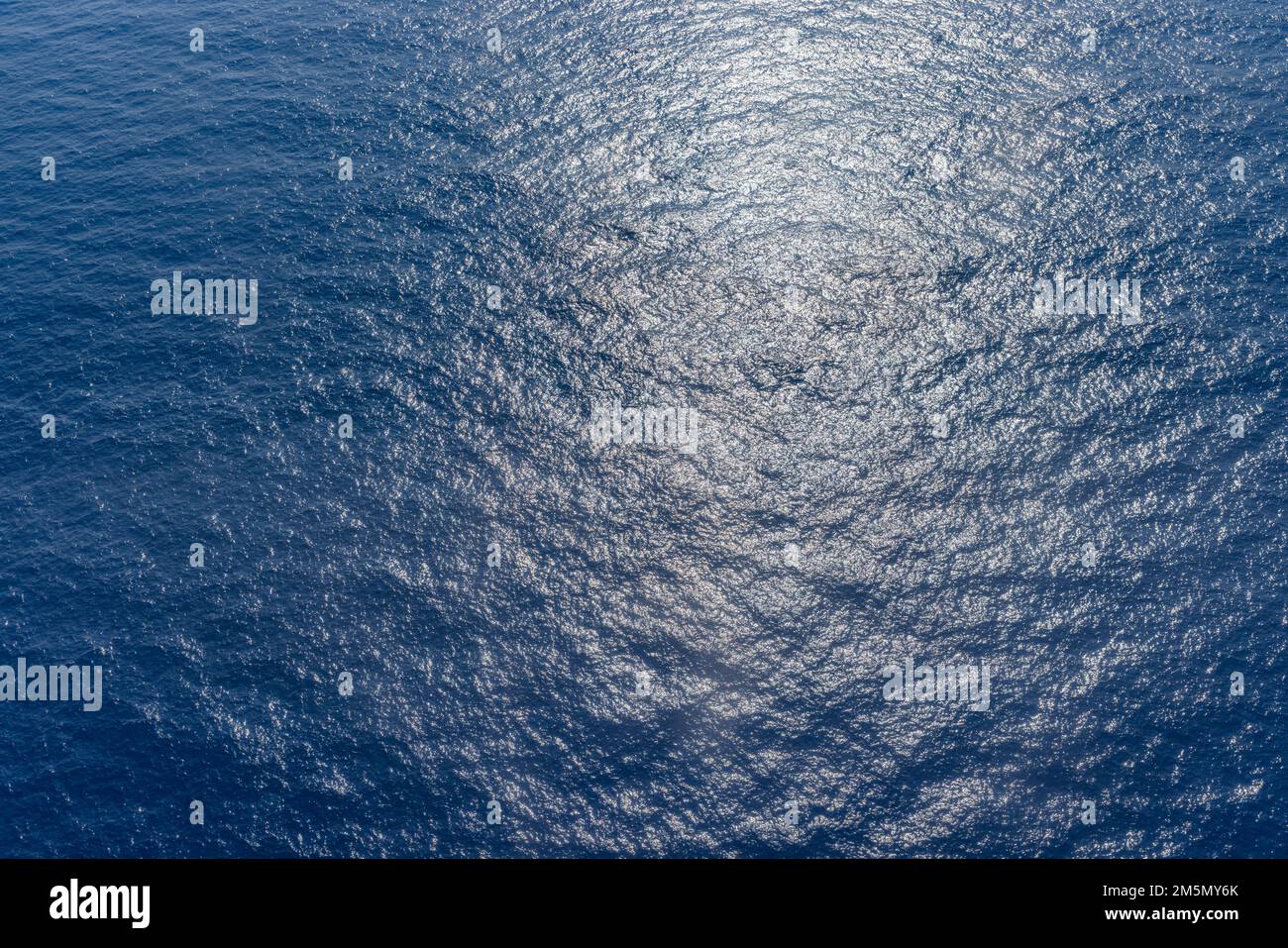 Eau bleu profond de l'océan vue d'en haut. Écologie aérienne vue de l'environnement de la Terre, eau de mer ensoleillée vue de texture scénique naturelle abstraite infinie. Petites vagues Banque D'Images