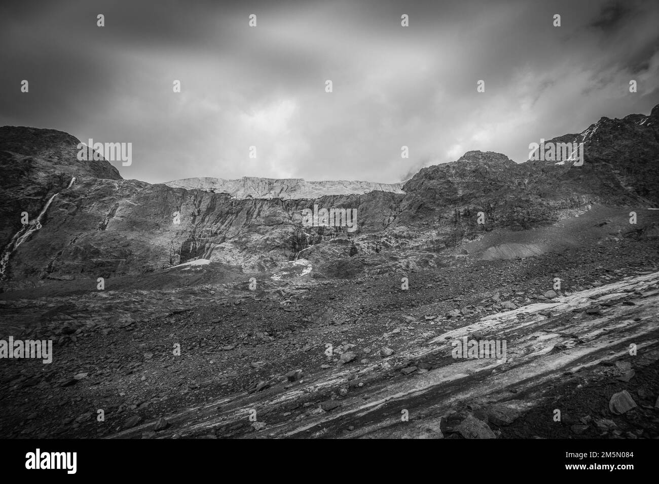 Vue en noir et blanc des séracs suspendus de Gepatschferner, Alto Adige, Italie Banque D'Images
