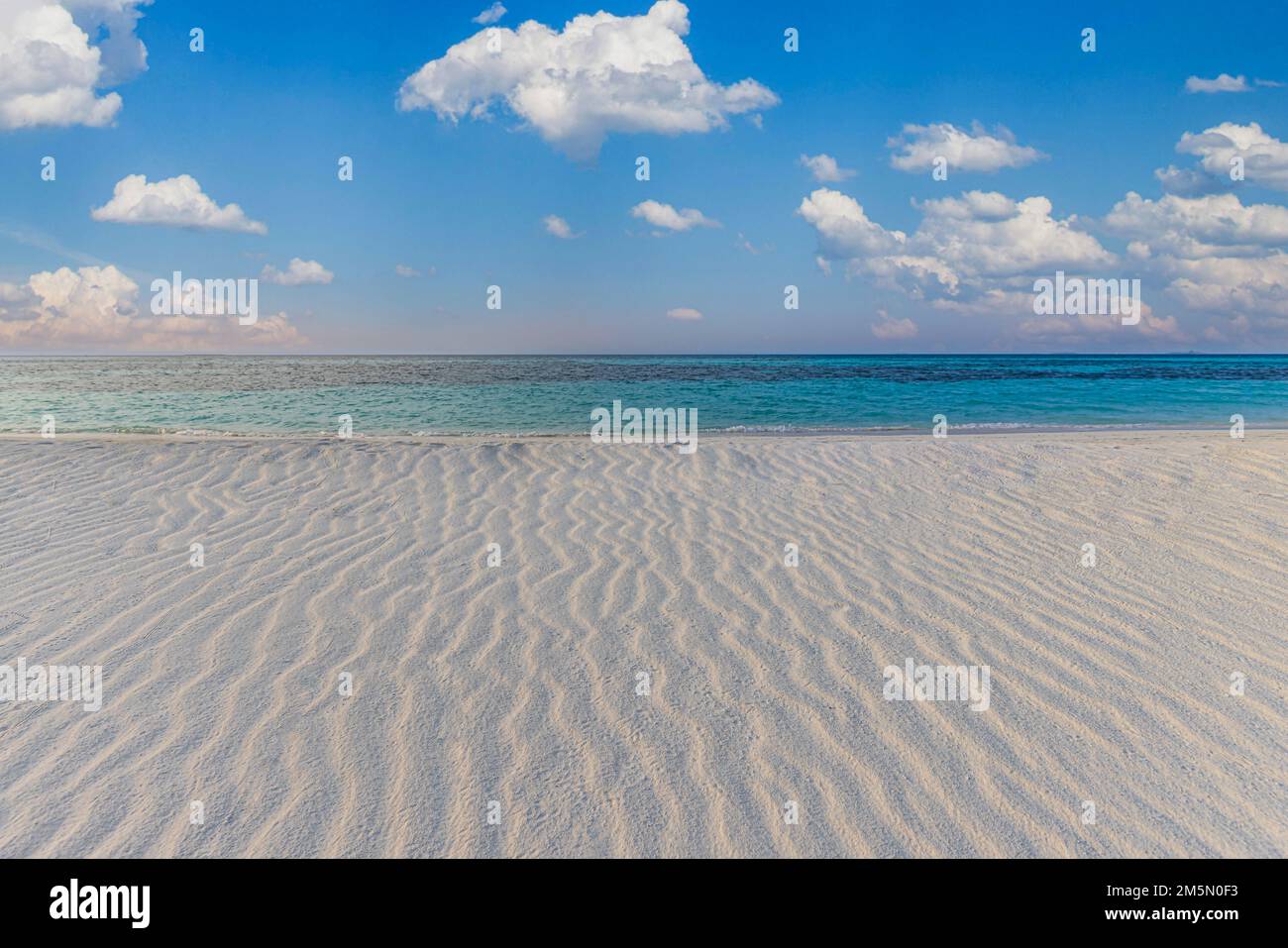 Paysage de plage tranquille. Paradis tropical de l'île, côte, bord de mer avec ciel bleu nuageux et sable blanc doux avec des ondulations. Mer calme et reposante Banque D'Images