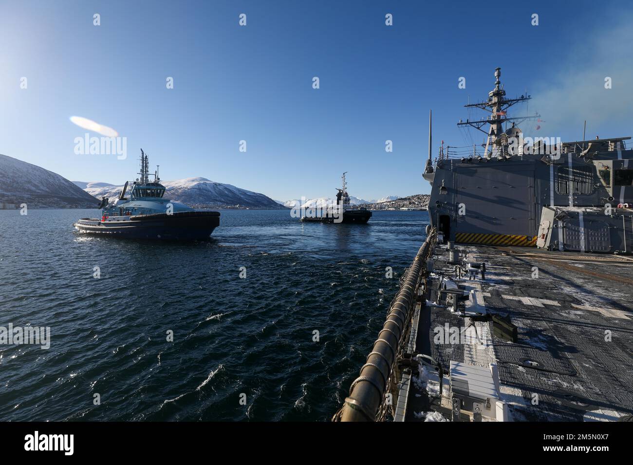 TROMSO, Norvège (28 mars 2022) des bateaux à aubes assistent le destroyer de missile guidé de classe Arleigh Burke USS Roosevelt (DDG 80) au départ du port de Tromso, en Norvège, au 28 mars 2022. Roosevelt, déployé à Rota, en Espagne, est en troisième patrouille aux États-Unis Sixième zone d'opérations de la flotte à l'appui des alliés et partenaires régionaux et des intérêts américains en matière de sécurité nationale en Europe et en Afrique. Banque D'Images