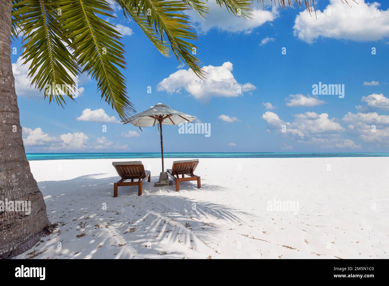 Plage de vacances incroyable. Chaises sur la plage de sable près de la mer. Été romantique concept de vacances pour le tourisme. Paysage insulaire tropical. Rive tranquille Banque D'Images