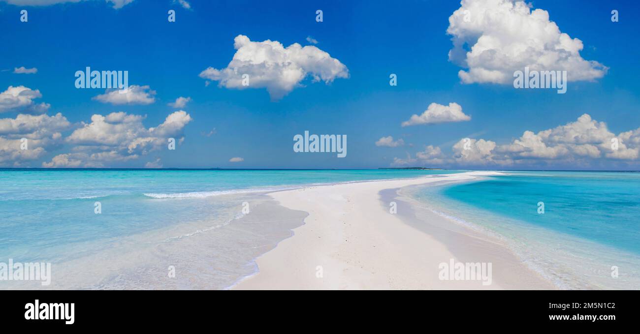 Belle plage d'île tropicale sur fond bleu ciel avec des nuages blancs et turquoise océan soleil jour. Paysage naturel et paisible de bancs de sable Banque D'Images