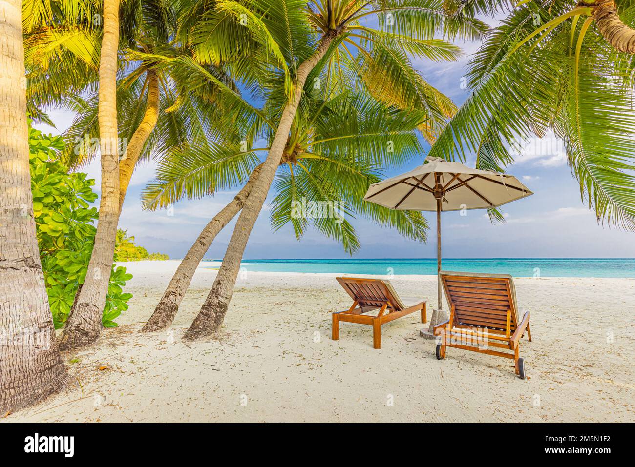 Plage de vacances incroyable. Chaises sur la plage de sable près de la mer. Été romantique concept de vacances pour le tourisme. Paysage insulaire tropical. Rive tranquille Banque D'Images