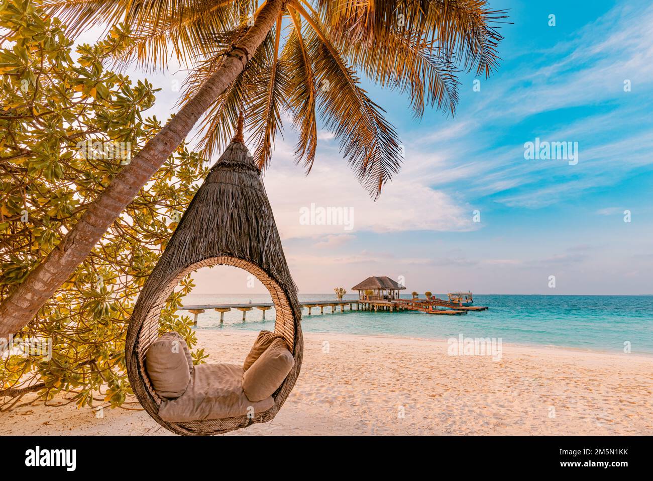 Plage tropicale coucher de soleil comme paysage d'été avec station de luxe plage balançoire de palmiers hamac, plage de sable de bord de mer pour coucher de soleil paysage de plage. Plage tranquille Banque D'Images