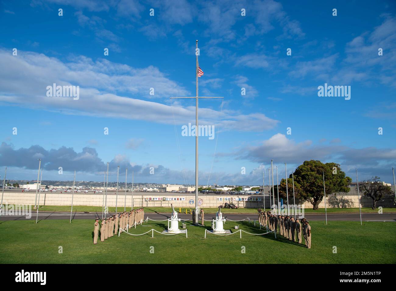 220328-N-EV253-1015 SAN DIEGO (28 mars 2021) – les officiers en chef (OCP) affectés à l'aile de combat en mer des hélicoptères, Pacifique (COMHSCWINGPAC), et les OCP représentant les escadrons locataires responsables de COMHSCWINGPAC, rendent hommage lors d'une cérémonie de levée de drapeau commémorant l'anniversaire 129th du rang de l'OCP, qui est célébrée chaque année à 1 avril. COMHSCWINGPAC est un homme, un train et un équipement pour les escadrons de HSC pour mener une attaque maritime dirigée et sans pilote, le soutien au combat et les contre-mesures de mines aériennes. Banque D'Images 220328-N-EV253-1015 SAN DIEGO (28 mars 2021) – les officiers en chef (OCP) affectés à l'aile de combat en mer des hélicoptères, Pacifique (COMHSCWINGPAC), et les OCP représentant les escadrons locataires responsables de COMHSCWINGPAC, rendent hommage lors d'une cérémonie de levée de drapeau commémorant l'anniversaire 129th du rang de l'OCP, qui est célébrée chaque année à 1 avril. COMHSCWINGPAC est un homme, un train et un équipement pour les escadrons de HSC pour mener une attaque maritime dirigée et sans pilote, le soutien au combat et les contre-mesures de mines aériennes. Banque D'Images